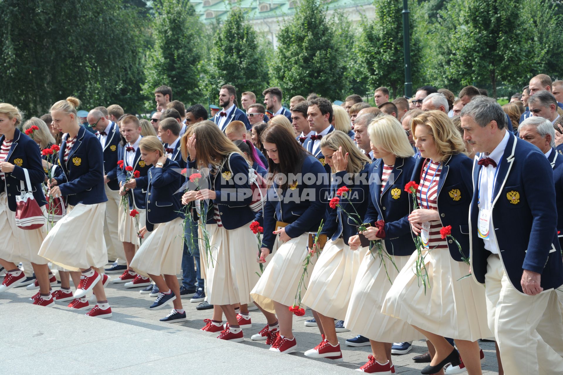 Москва. Спортсмены российской олимпийской сборной  во время возложения цветов к могиле Неизвестного солдата.