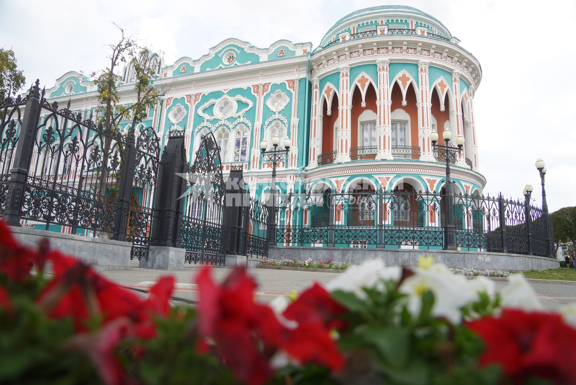 Екатеринбург. Дом Севастьянова - достопримечательность города, где размещается резиденция губернатора Свердловской области. Внесен в список на голозование за символ города, для размещения на новых банкнотах 200 и 2000 рублей