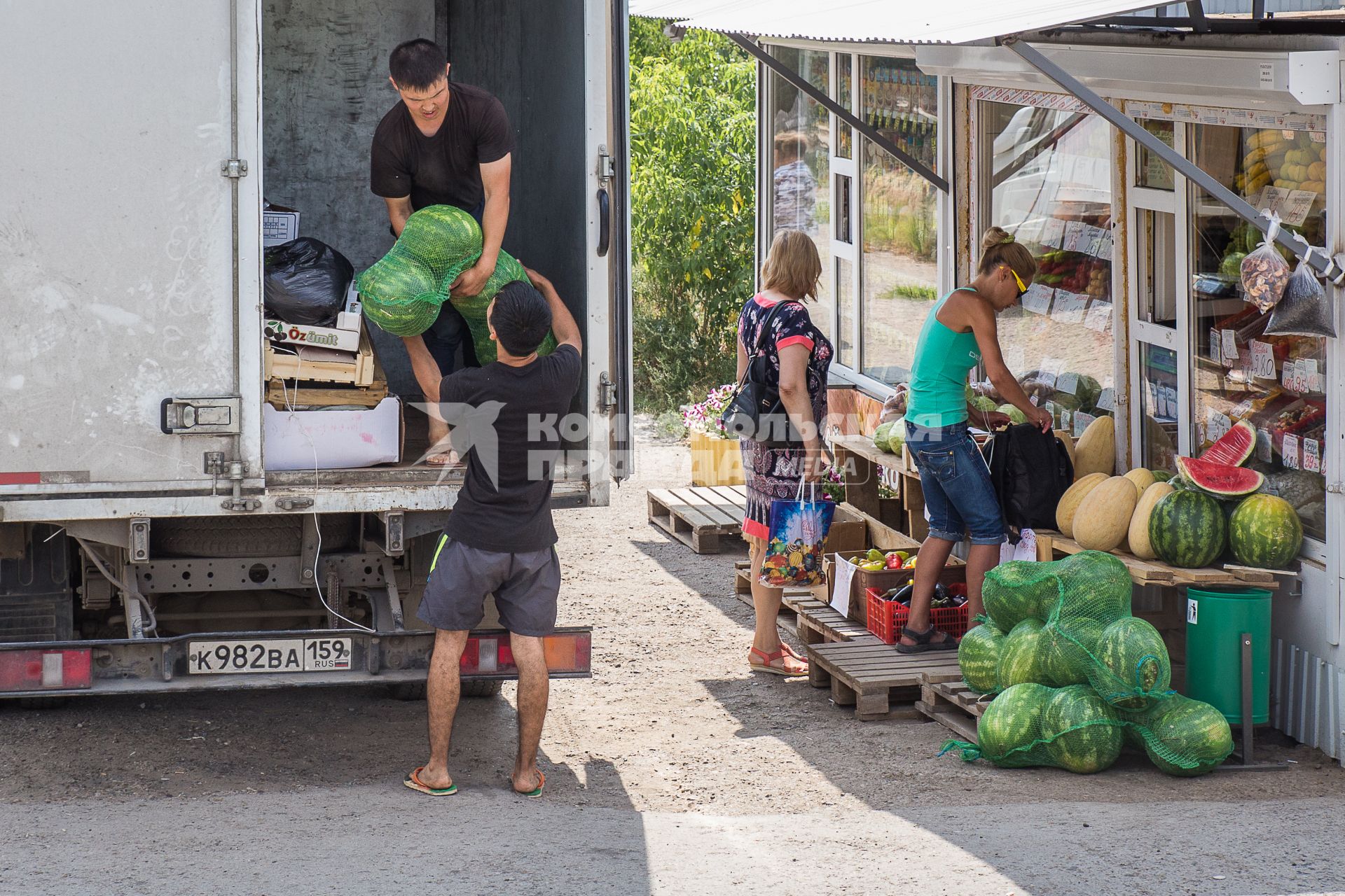 Пермь. Продажа арбузов.