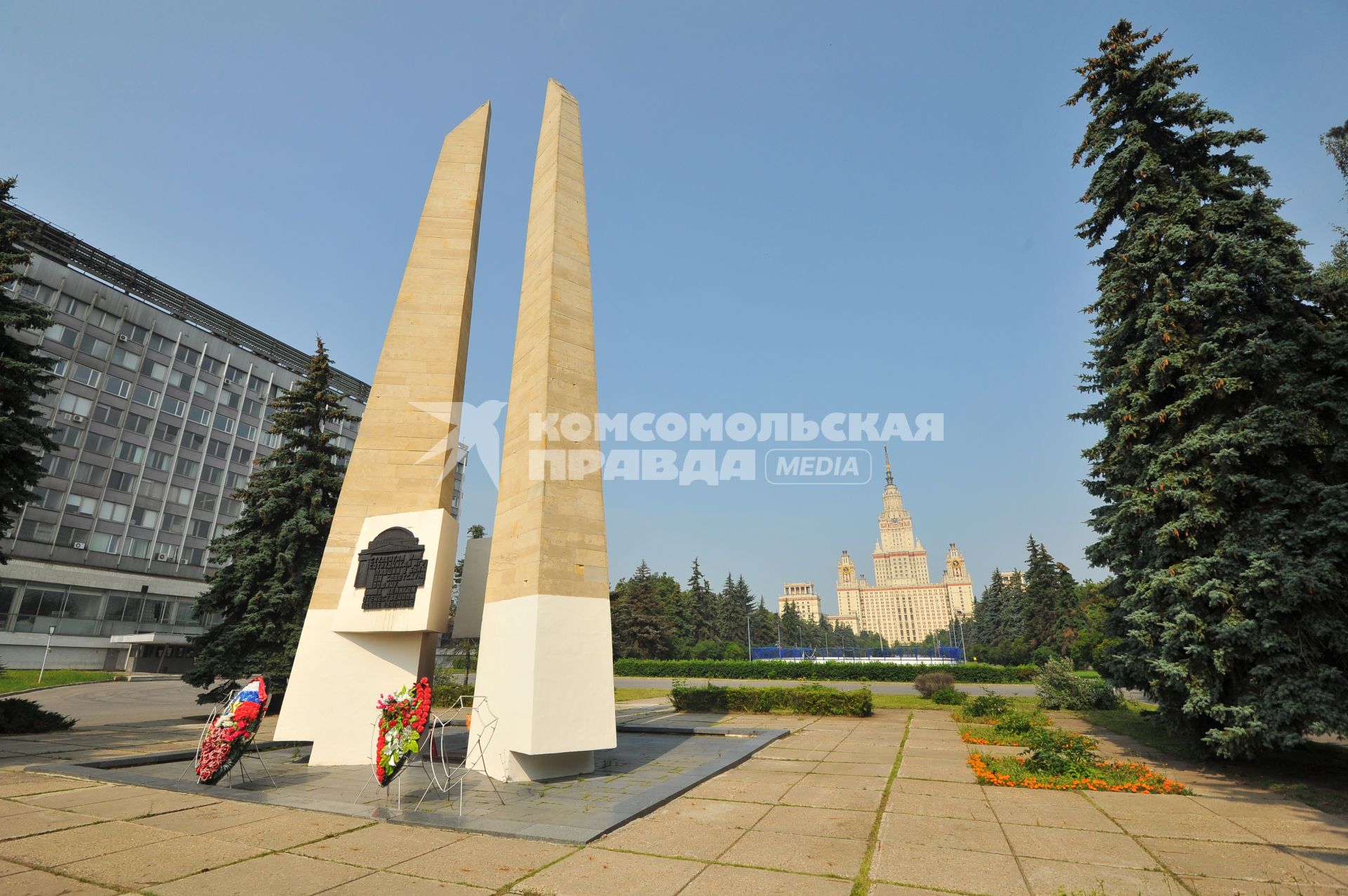 Москва.  Памятник `Студентам и сотрудникам МГУ, павшим в боях за советскую Родину в Великой Отечественной войне 1941-1945` на Воробьевых горах.