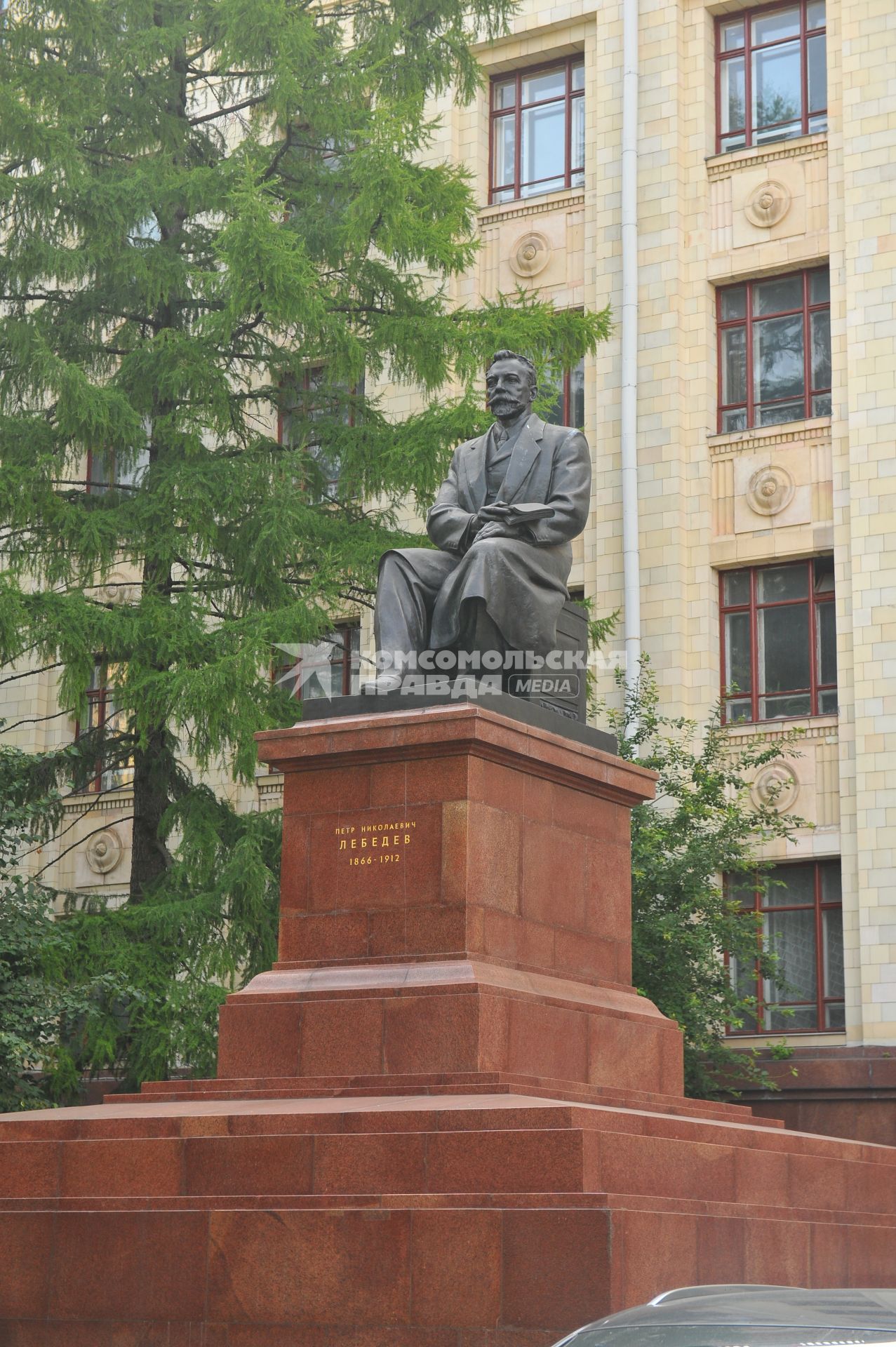 Москва.  Памятник А.Г. Столетову у здания физического факультета МГУ имени М.В. Ломоносова на Воробьевых горах.