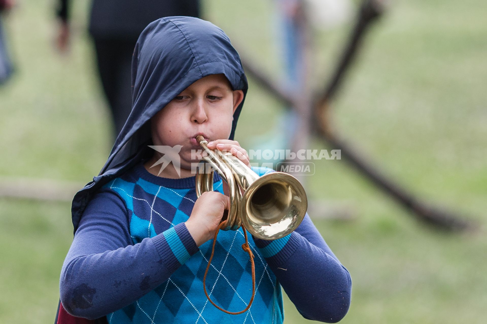 Челябинск. Мальчик играет на трубе во время проведения военно-исторической реконструкции Брусиловского прорыва.