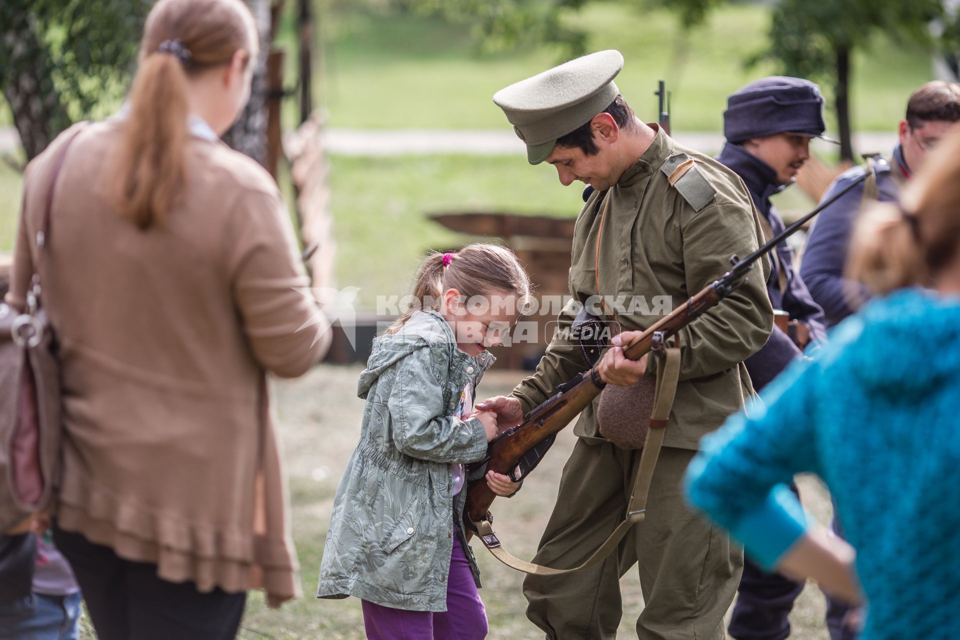Челябинск. Дети знакомятся с оружием времен Первой мировой войны во время  проведения военно-исторической реконструкции Брусиловского прорыва.