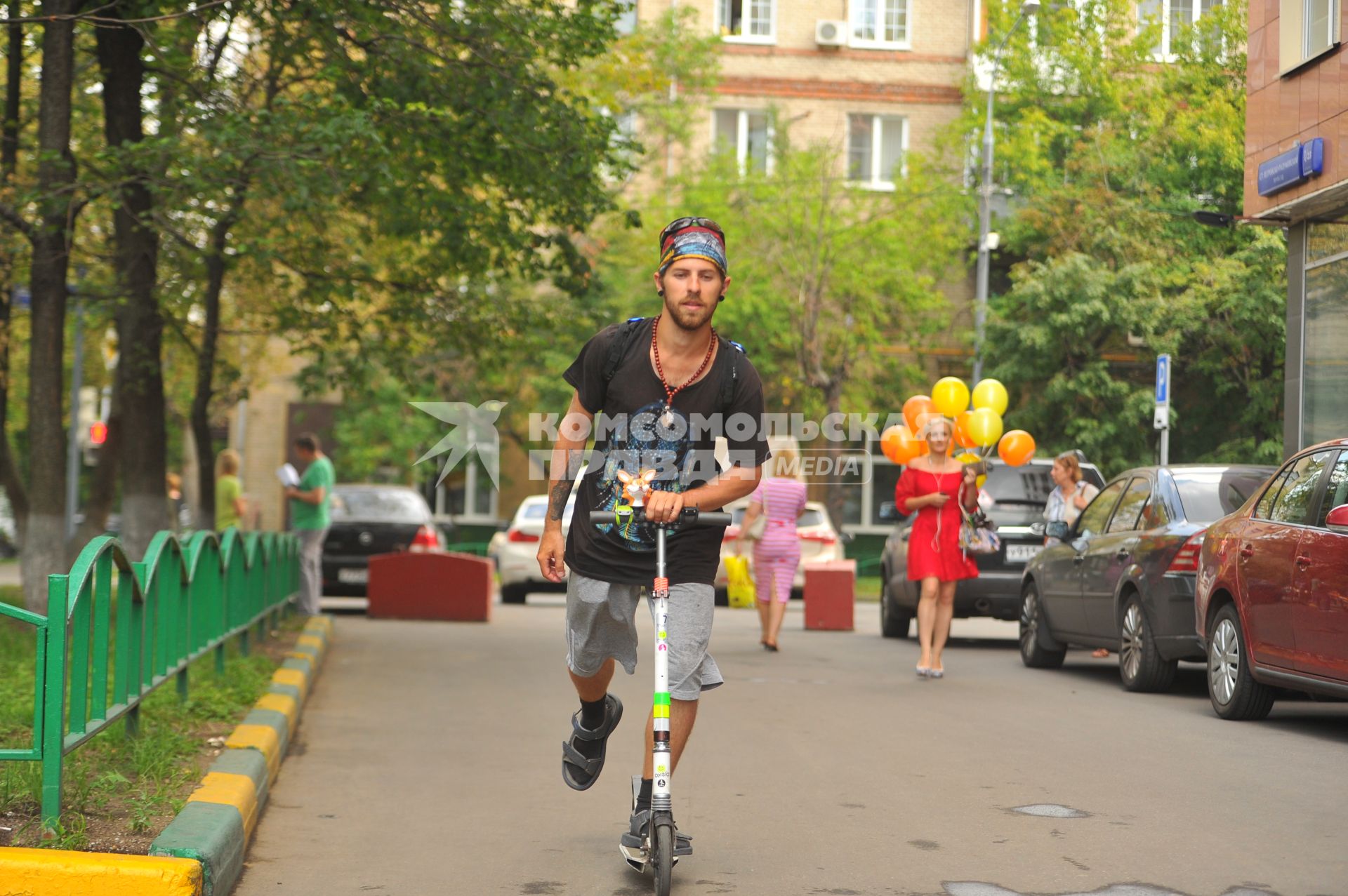 Москва.  Петербуржец Александр Рендаков доехал до Москвы на самокате.