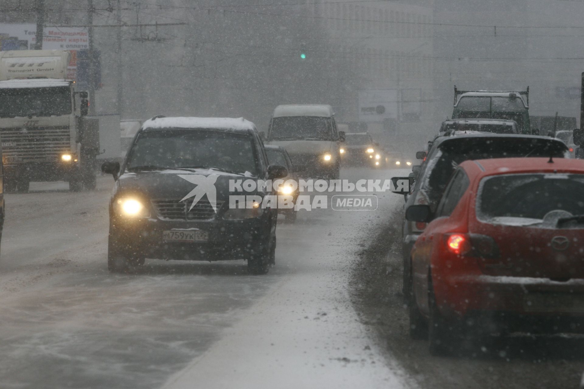 Москва. Автомобильное движение на одной из улиц города.