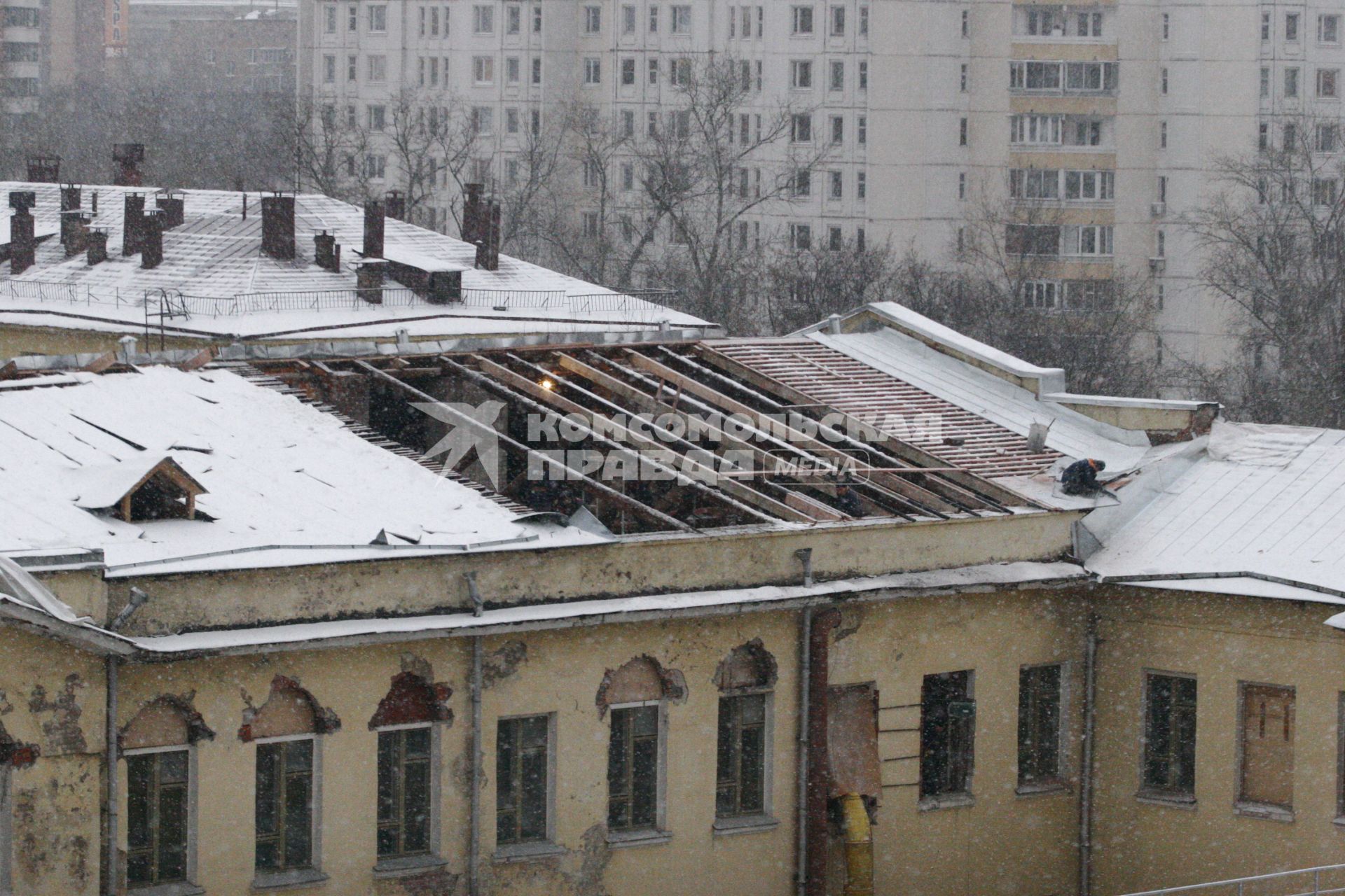 Москва. Вид сверху на разобранную крышу старого дома.