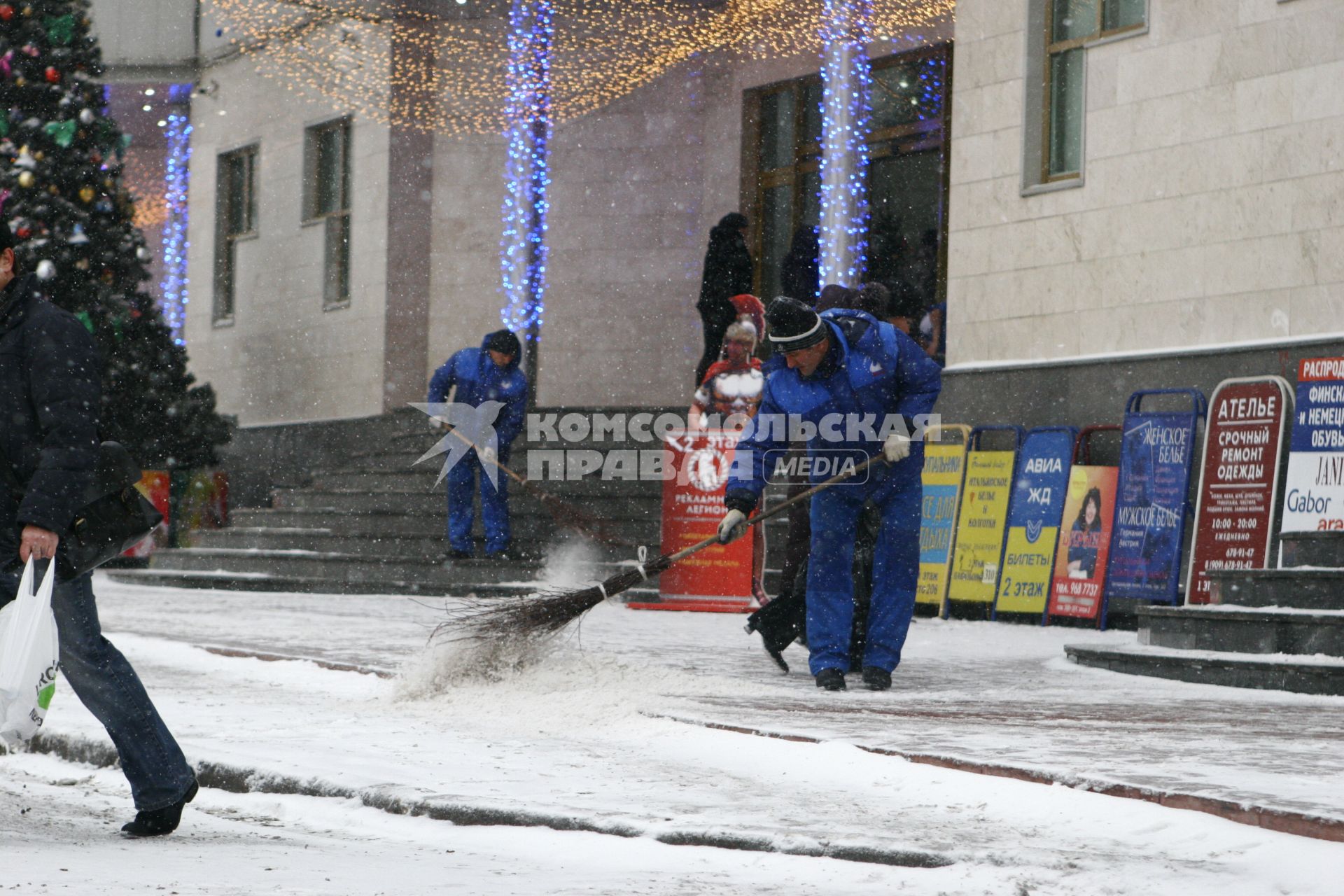 Москва. Дворники подметают улицу.