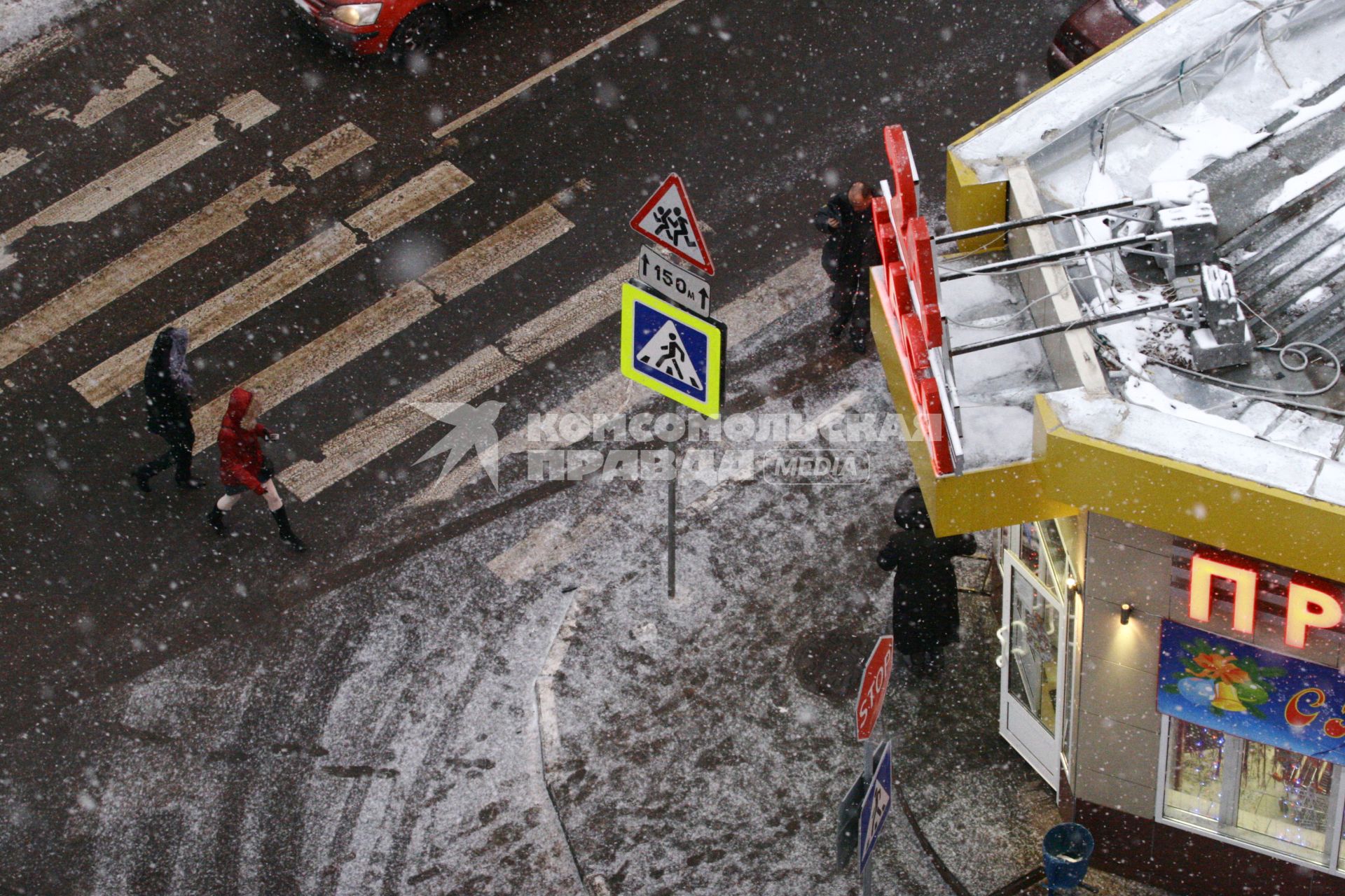 Москва. Вид сверху на пешеходный переход.