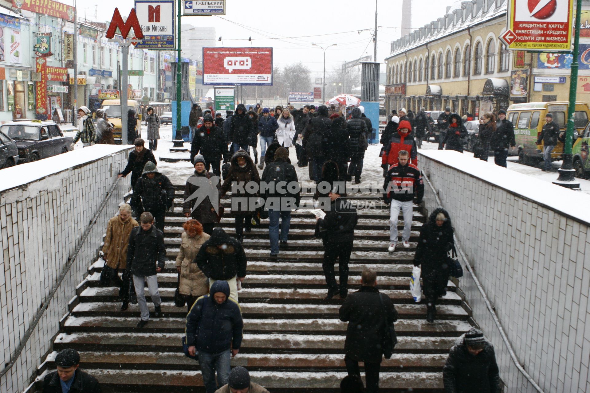 Москва. Люди спускаются в подземный переход станции метро.