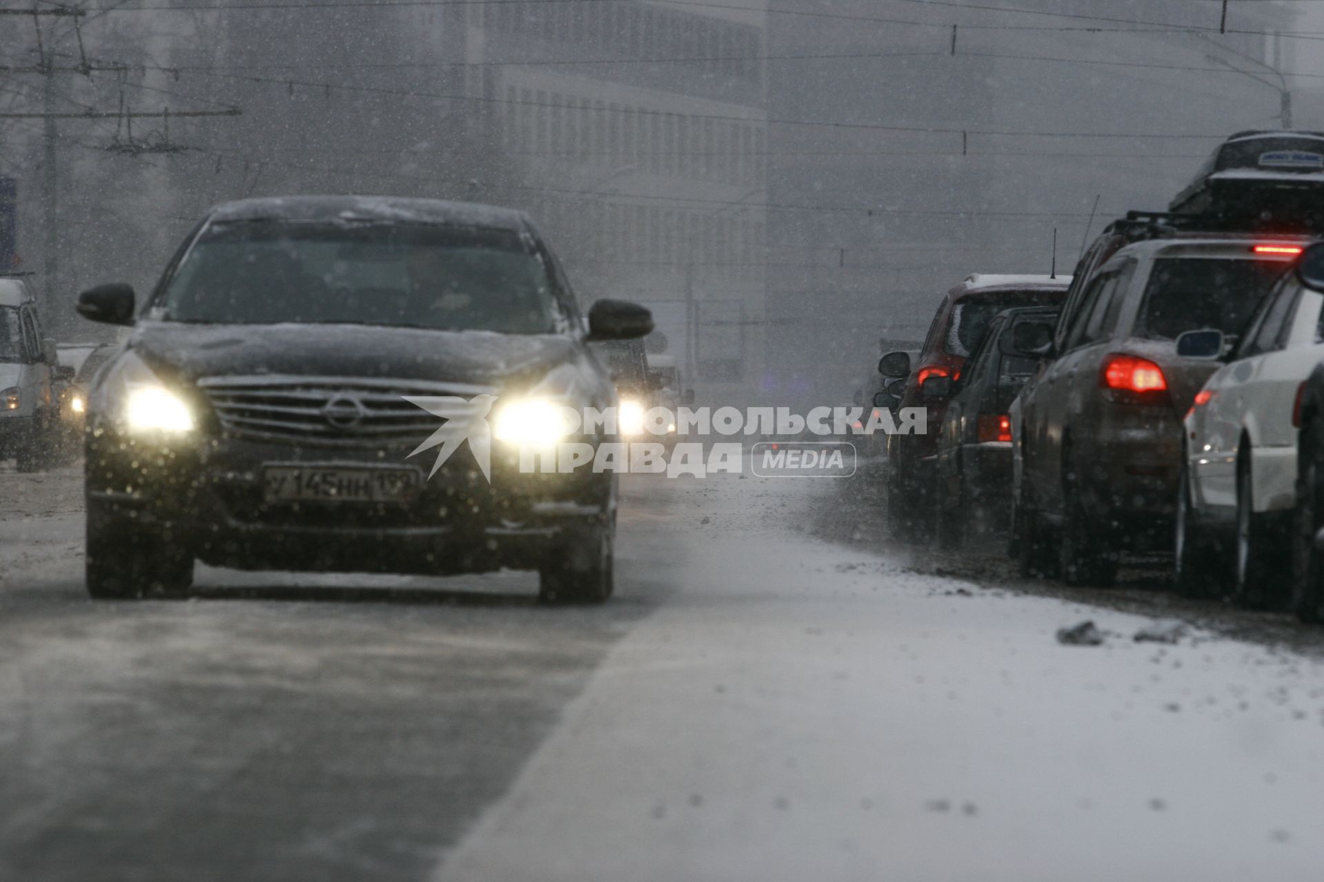 Москва. Автомобильное движение на одной из улиц города.