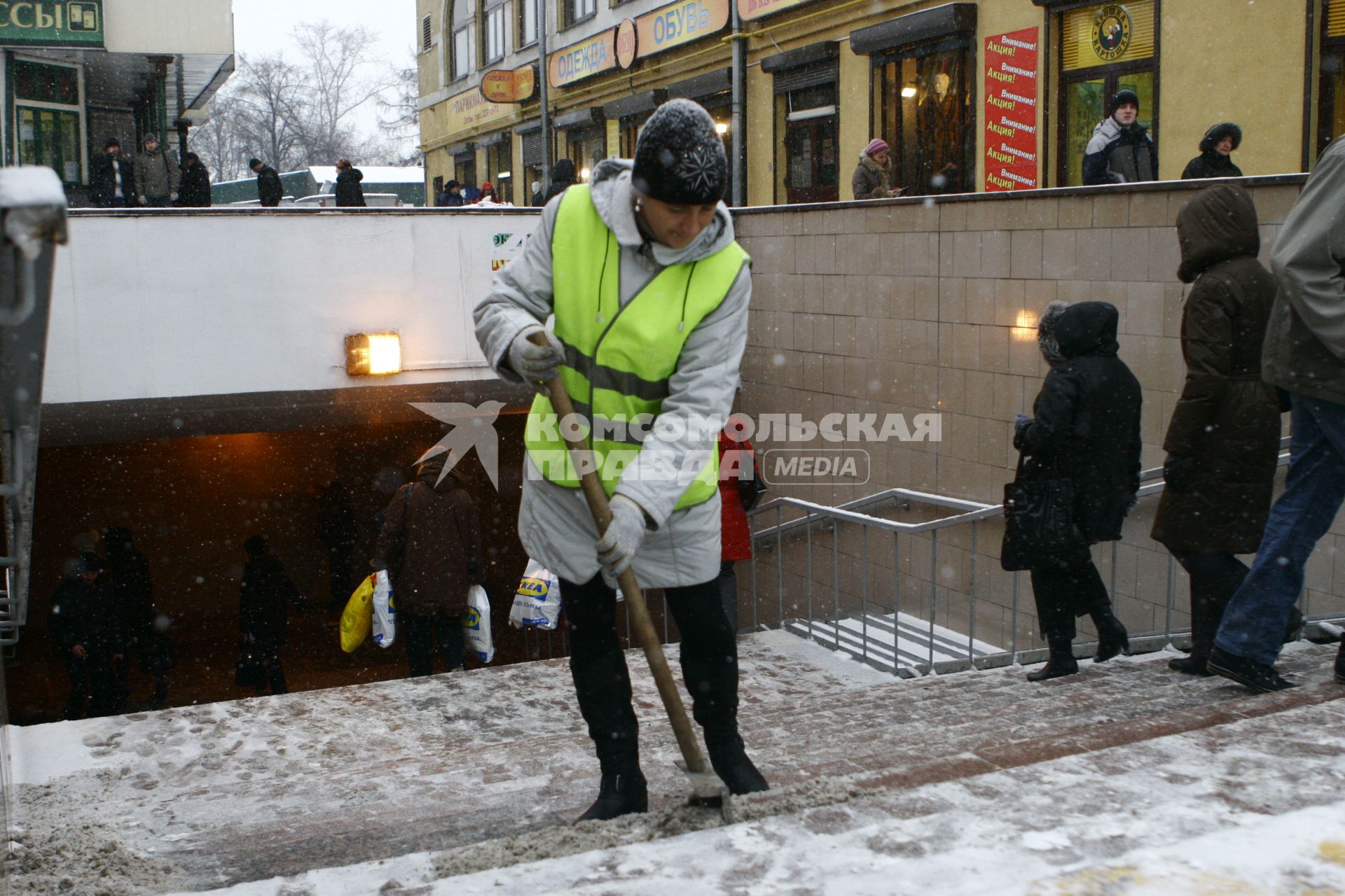 Москва. Женщина чистит ступени подземного перехода .