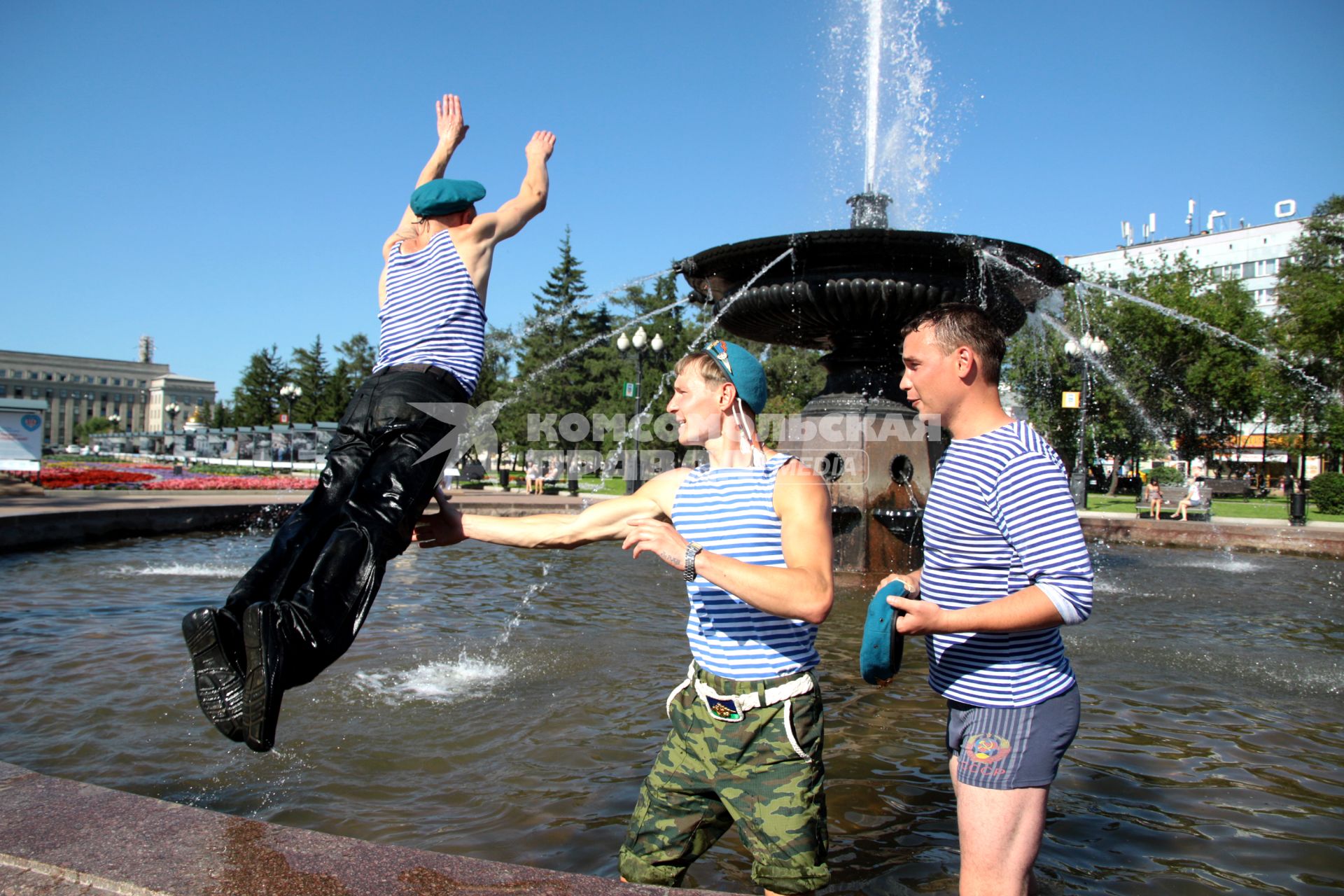 Иркутск.  Десантники в фонтане во время празднования Дня Воздушно-десантных войск.