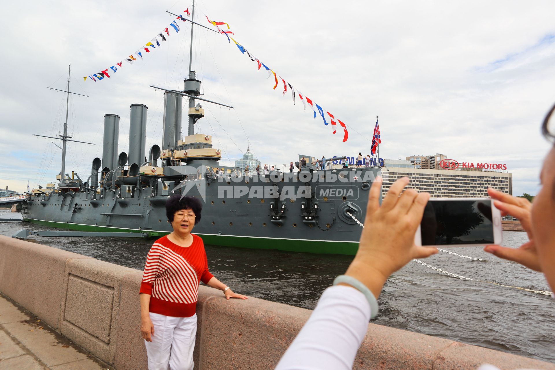 Санкт-Петербург. Отреставрированный крейсер `Аврора` открылся для посещения туристов.