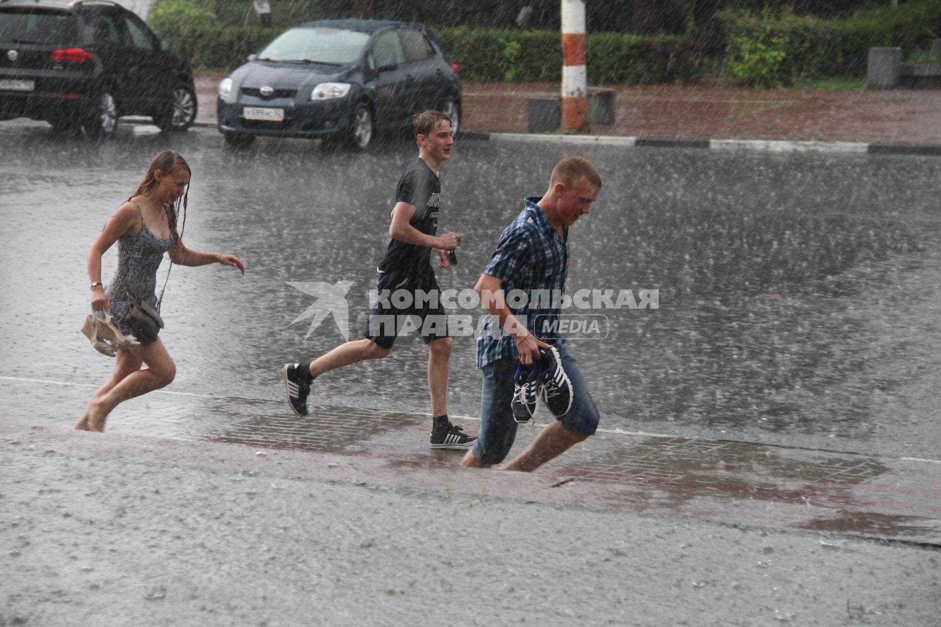 Нижний Новгород. Последствия сильного дождя на улицах города.