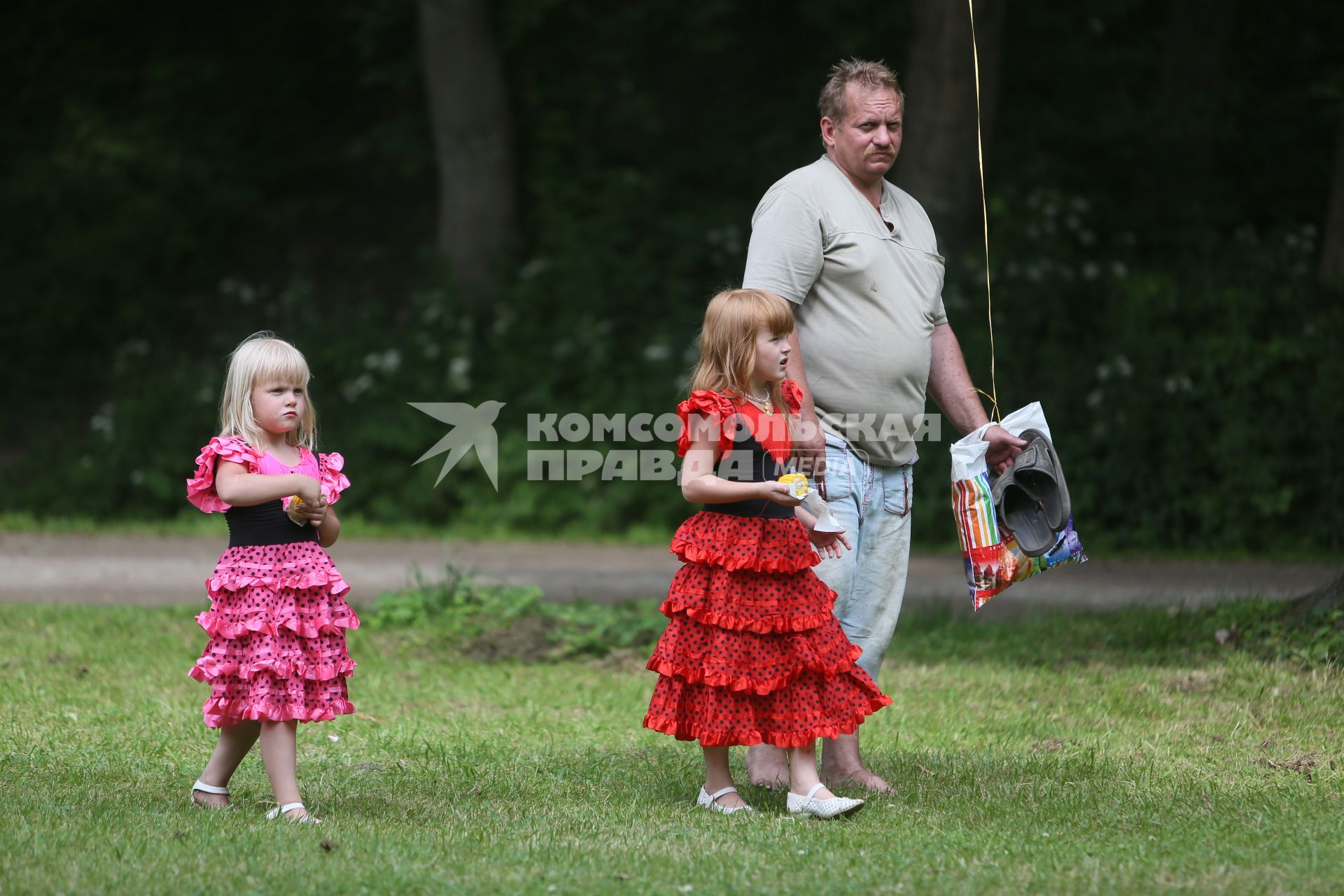 Санкт-Петербург. Мужчина  с детьми во время прогулки в парке.