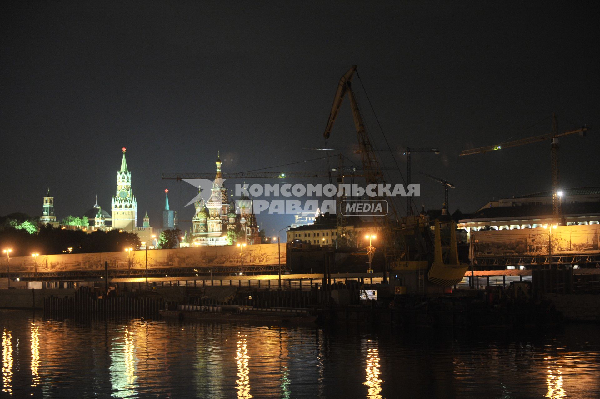 Москва. Вид на строительную площадку парка `Зарядье`.