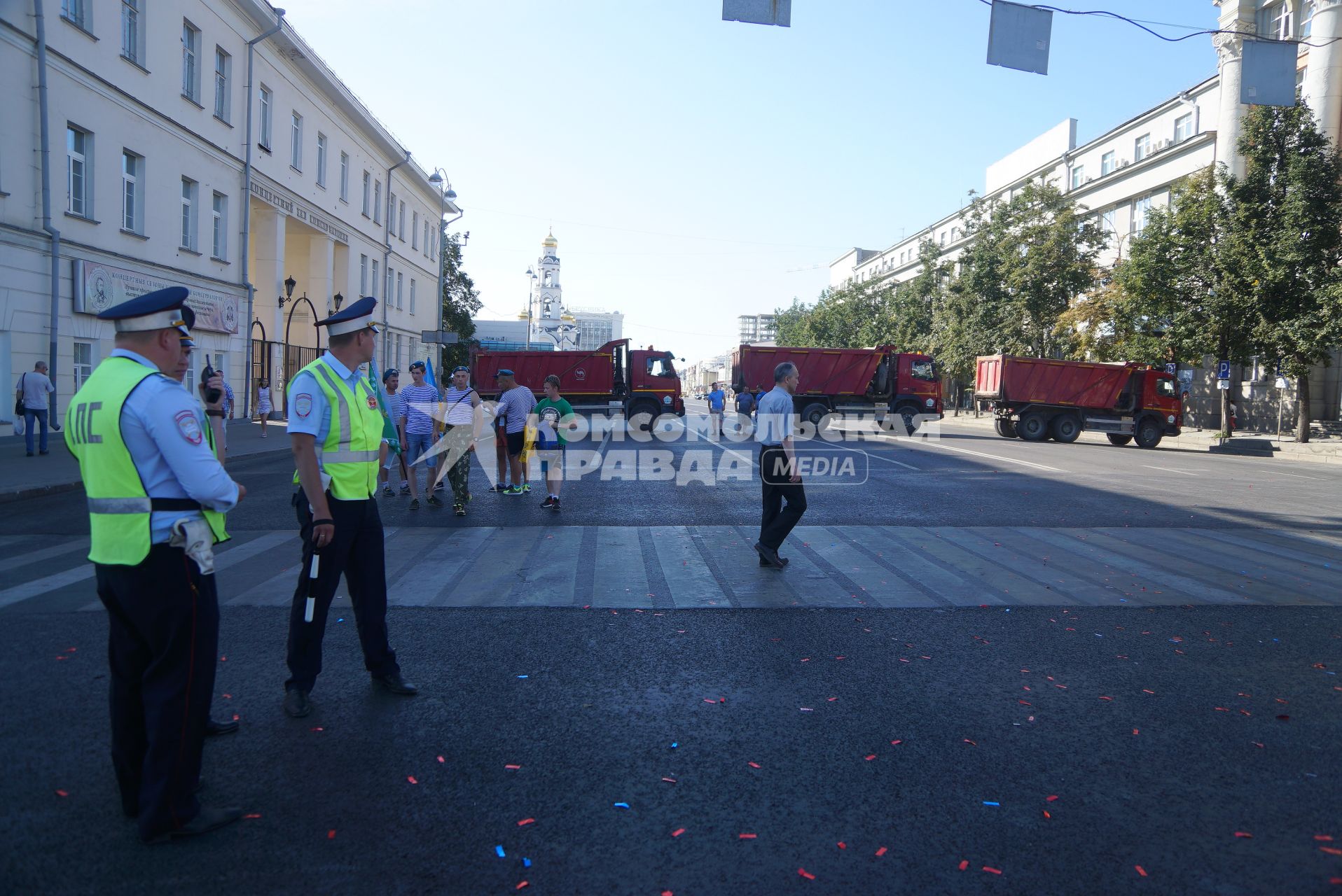 Екатеринбург. Грузовики для обеспечения безопасности перекрыли улицу 8 марта прилегающую к маршруту марафона, 2-го международного марафона \'Европа-Азия\'