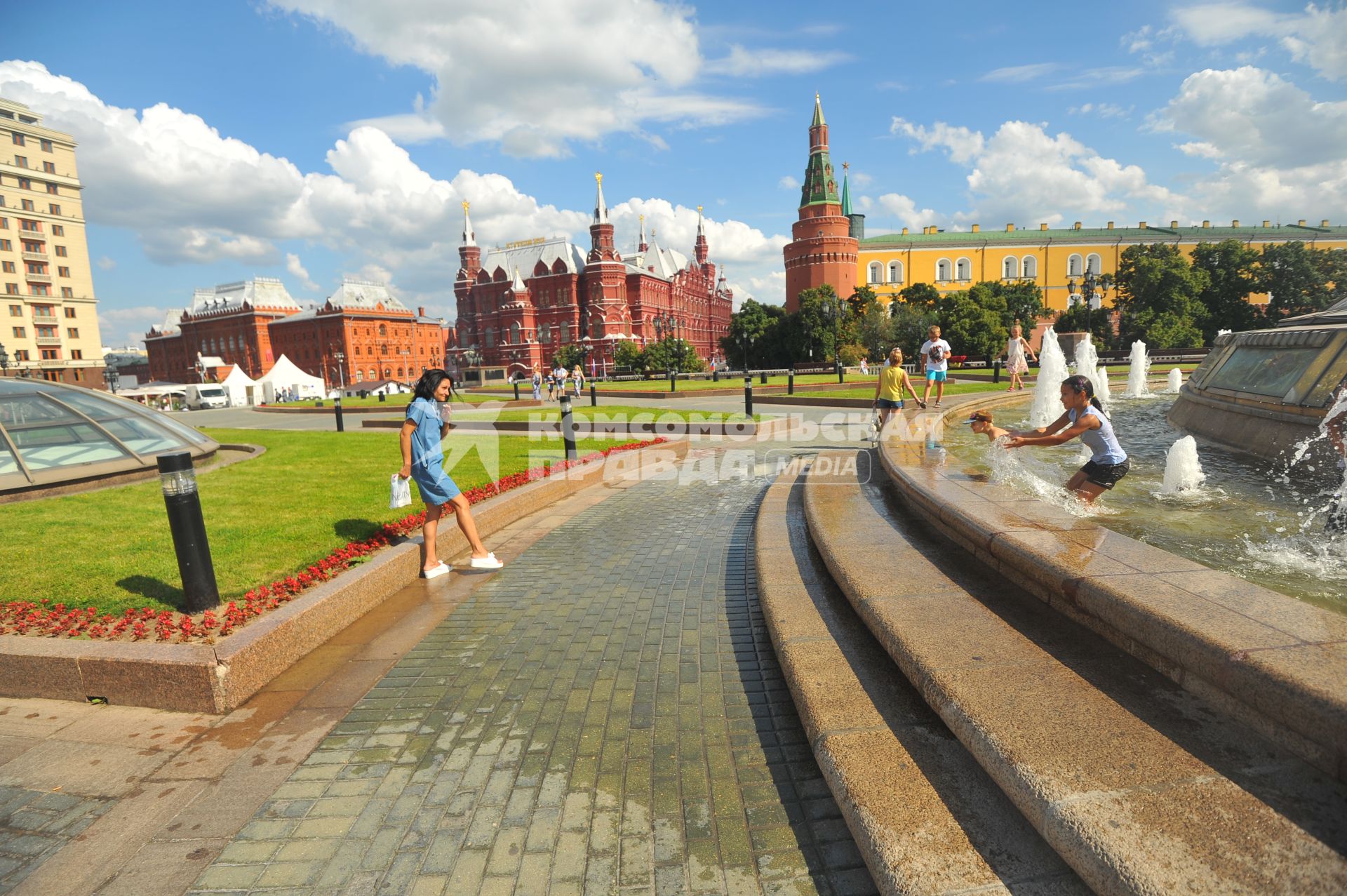 Москва. Дети купаются в фонтане на Манежной площади.