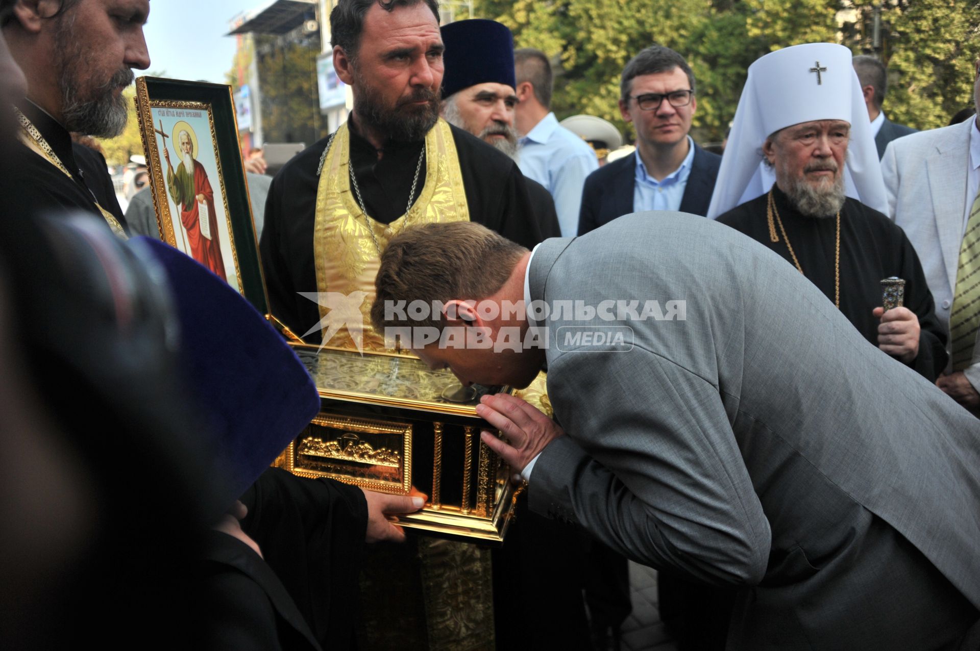 Крым, Севастополь. Временно исполняющий обязанности губернатора Севастополя Дмитрий Овсянников (справа на первом плане) и  митрополит Симферопольский и Крымский Лазарь (справа на втором плане) у мощей апостола Андрея Первозванного, доставленных в Севастополь из Москвы, во время празднования Дня Военно-морского флота России.