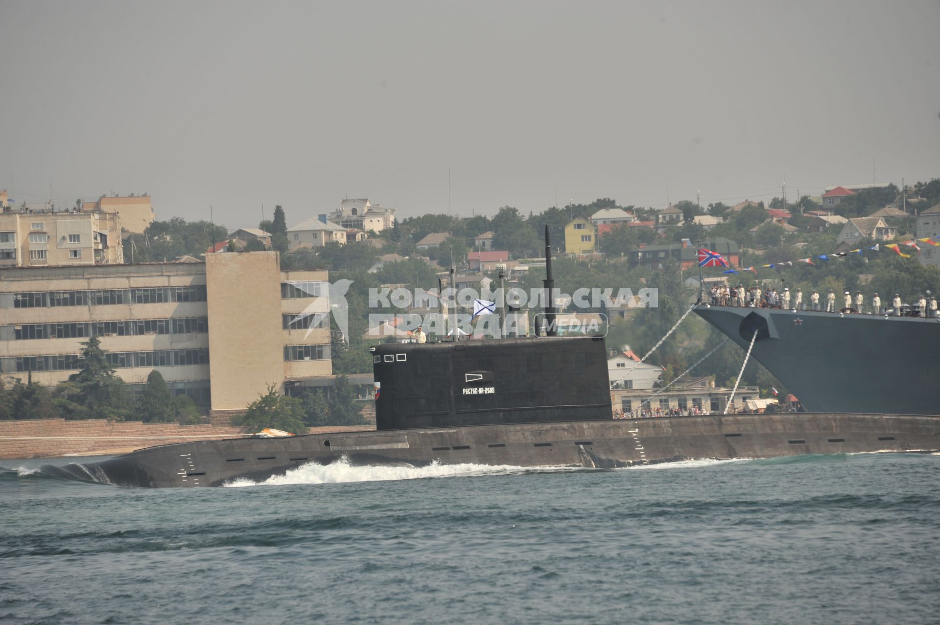 Крым, Севастополь. Подводная лодка Б-237 `Ростов-на-дону` на параде по случаю празднования Дня Военно-Морского Флота России.