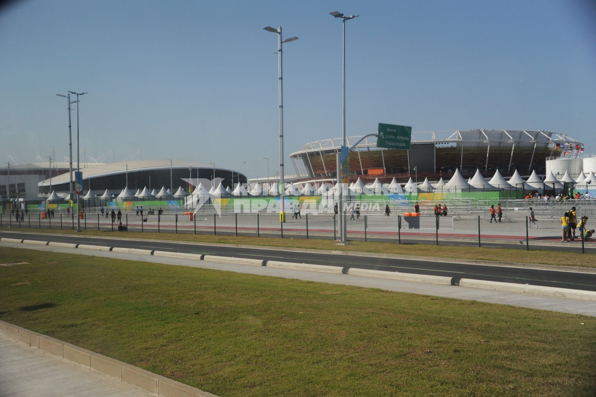 Бразилия, Рио-де-Жанейро. Рио Олимпик Велодром (Rio Olympic Velodrome) (слева) и Теннисный центр (справа) в Олимпийском парке.