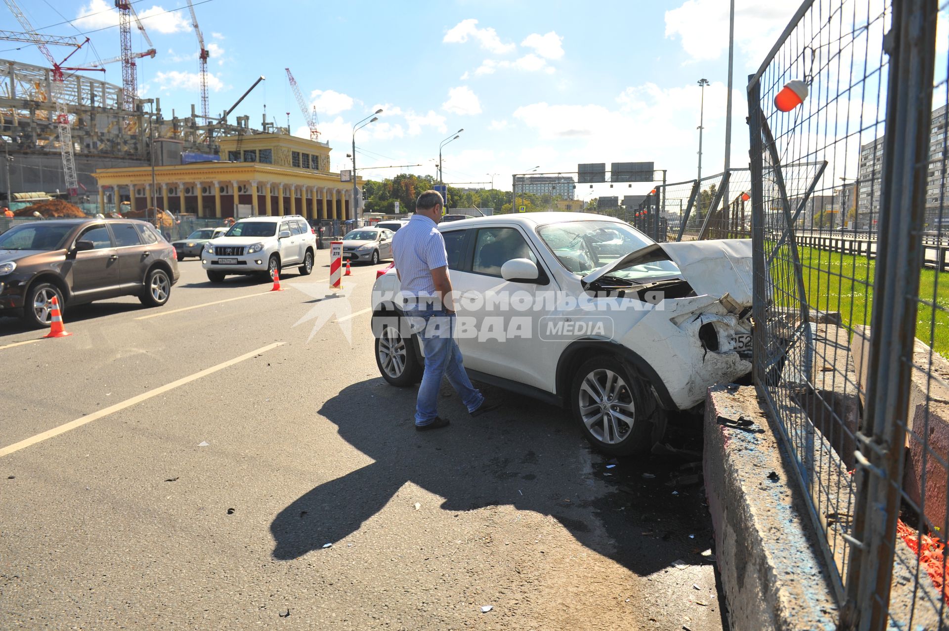 Москва.  Автомобиль Nissan Juke, пострадавший в результате ДТП  на Ленинском проспекте.