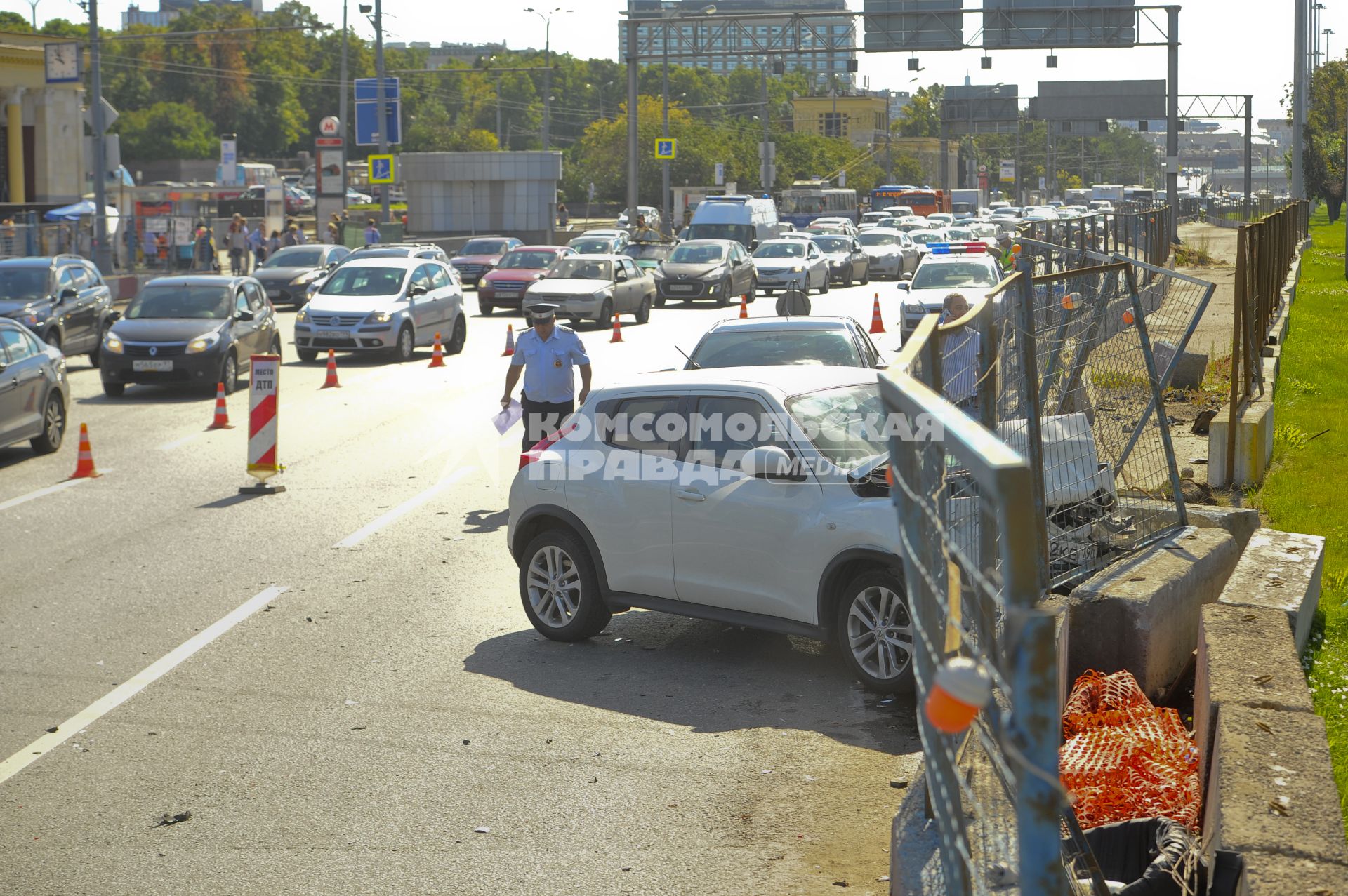 Москва.  Автомобиль Nissan Juke , пострадавший в результате ДТП  на Ленинском проспекте.