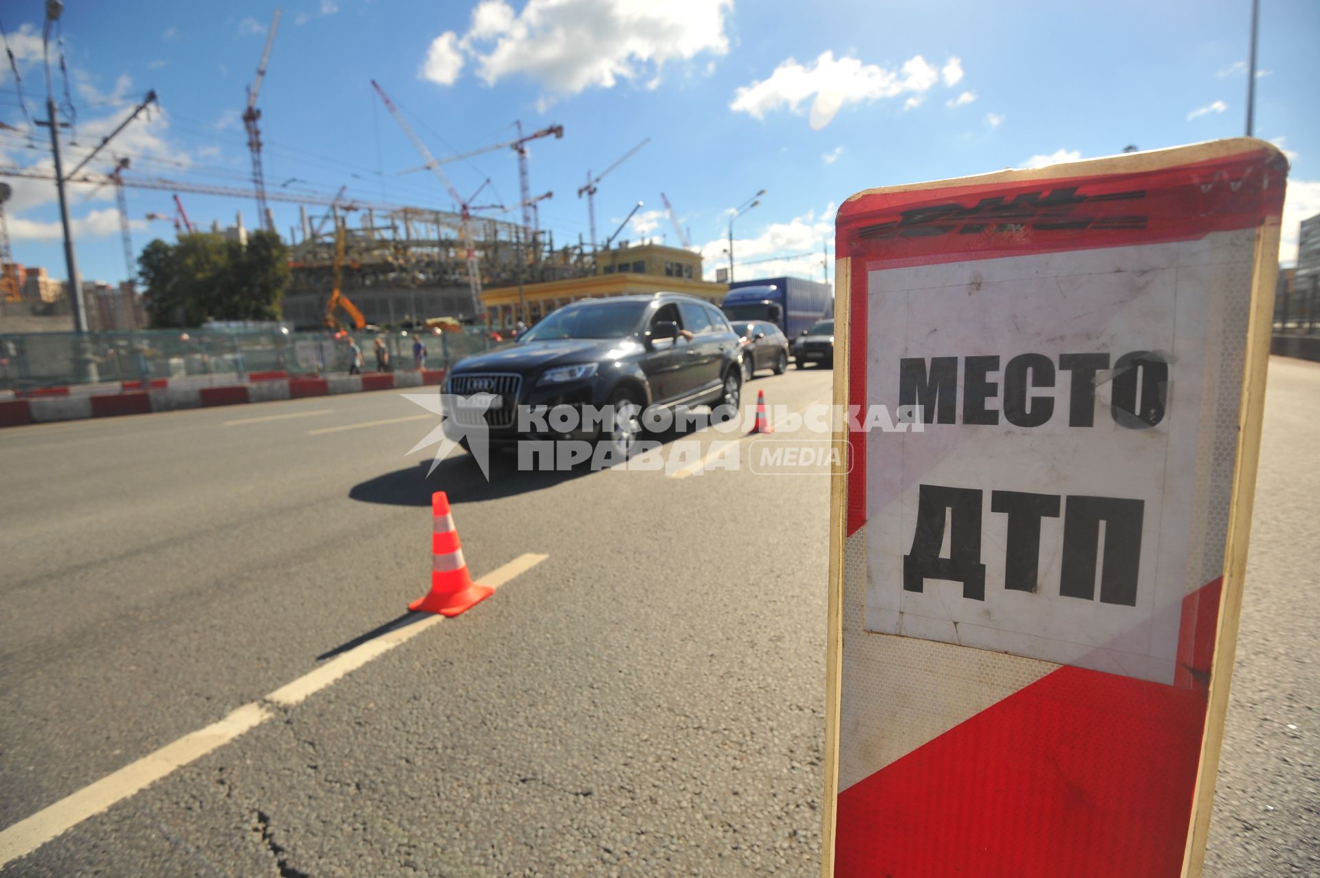 Москва.  Автомобили объезжают место ДТП на Ленинском проспекте.