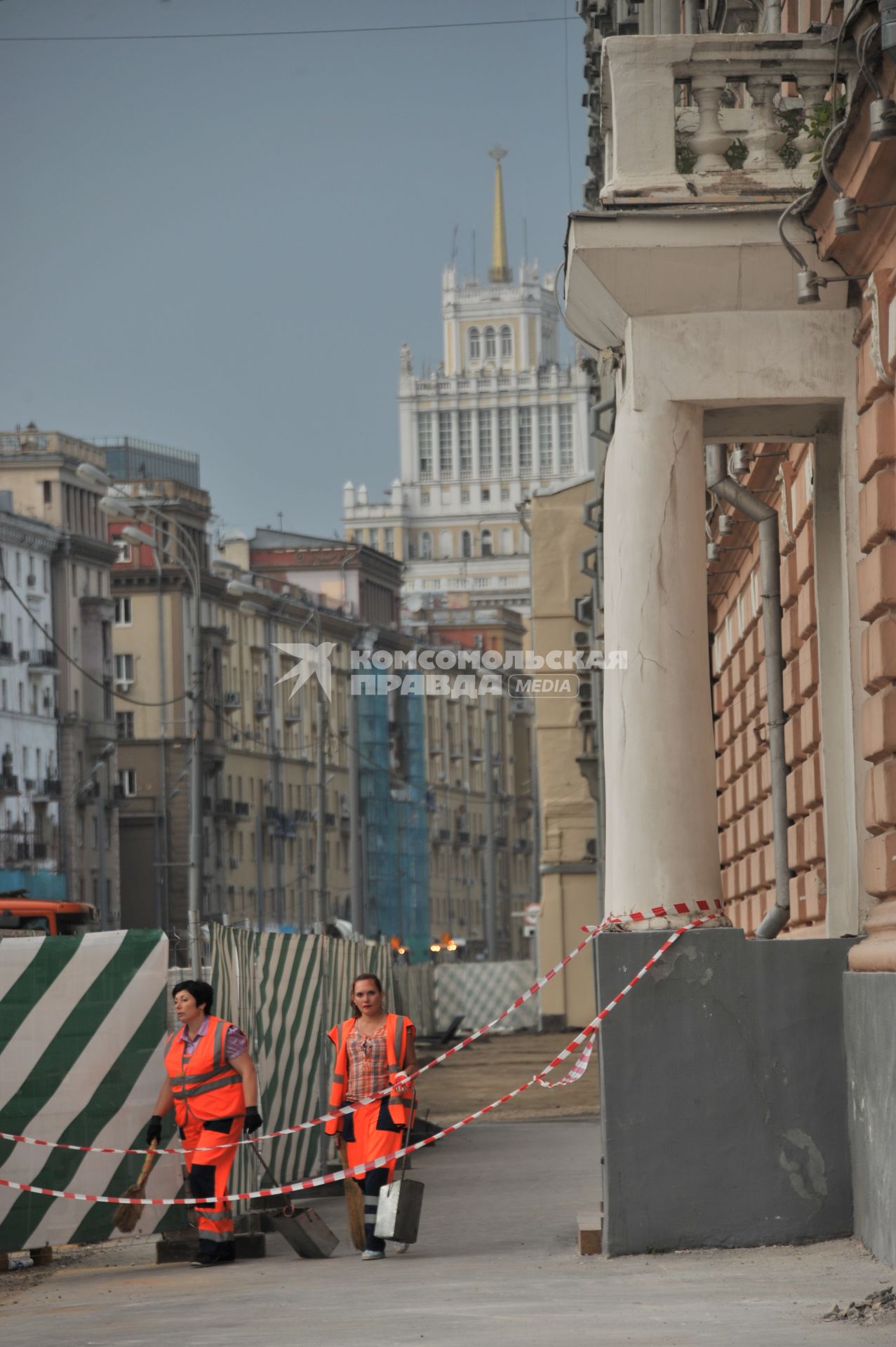 Москва. Ремонтные работы по благоустройству на одной из улиц города.