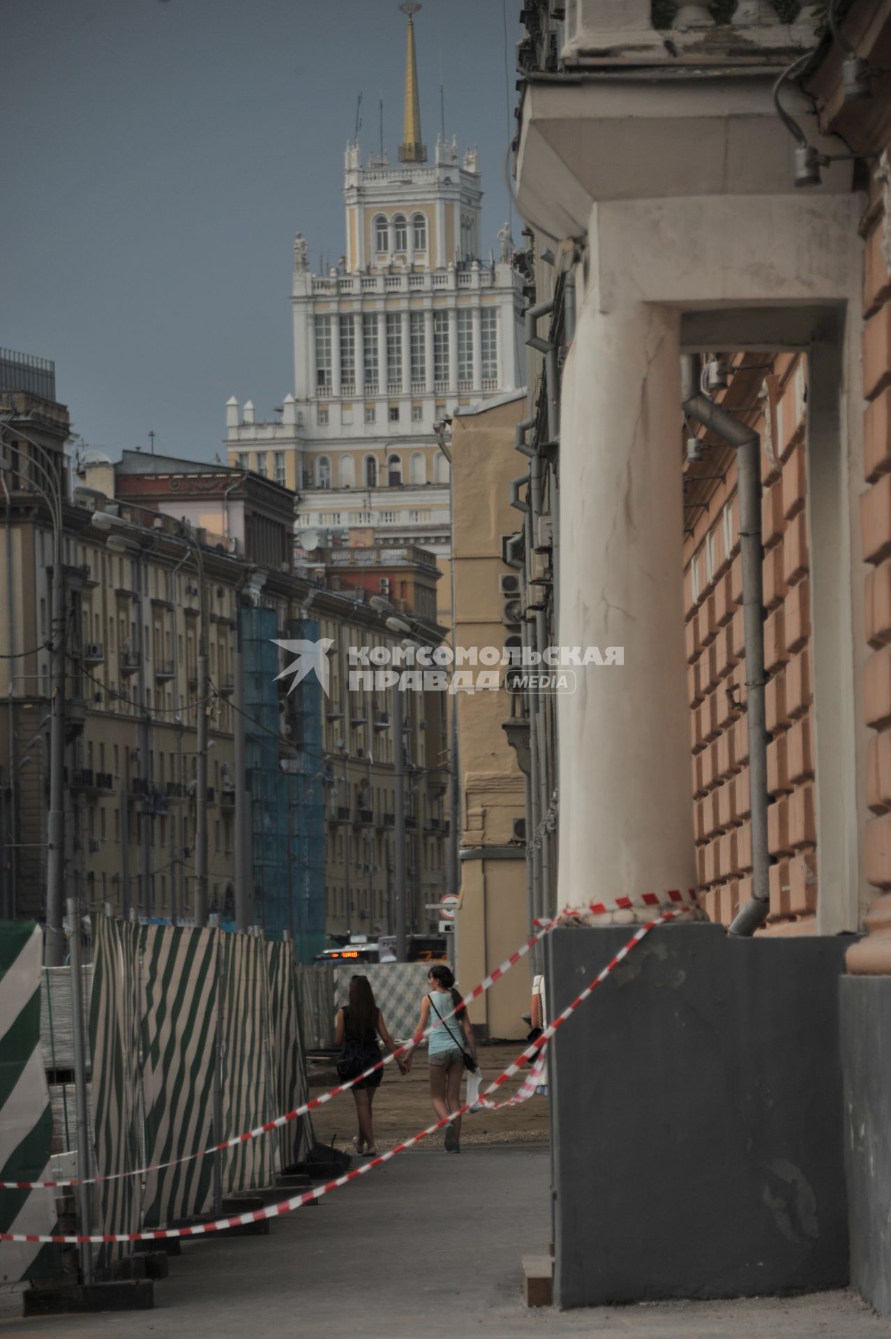 Москва. Девушки идут по временному переходу во время ремонтных работ по благоустройству  на одной из улиц города.