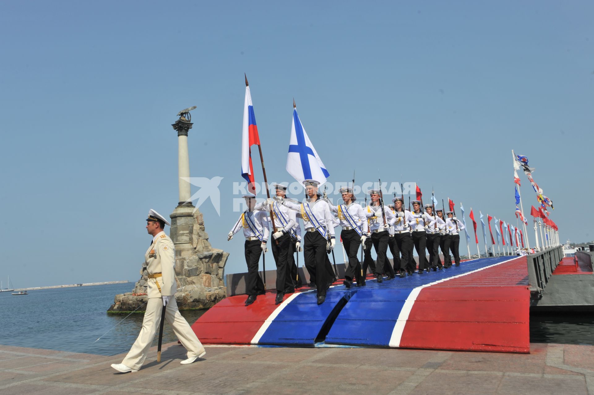 Крым, Севастополь.  Моряки на параде по случаю празднования Дня Военно-Морского Флота России.