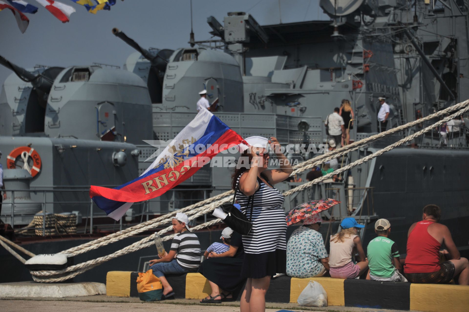 Крым, Севастополь. Жители города во время празднования Дня Военно-Морского Флота России.