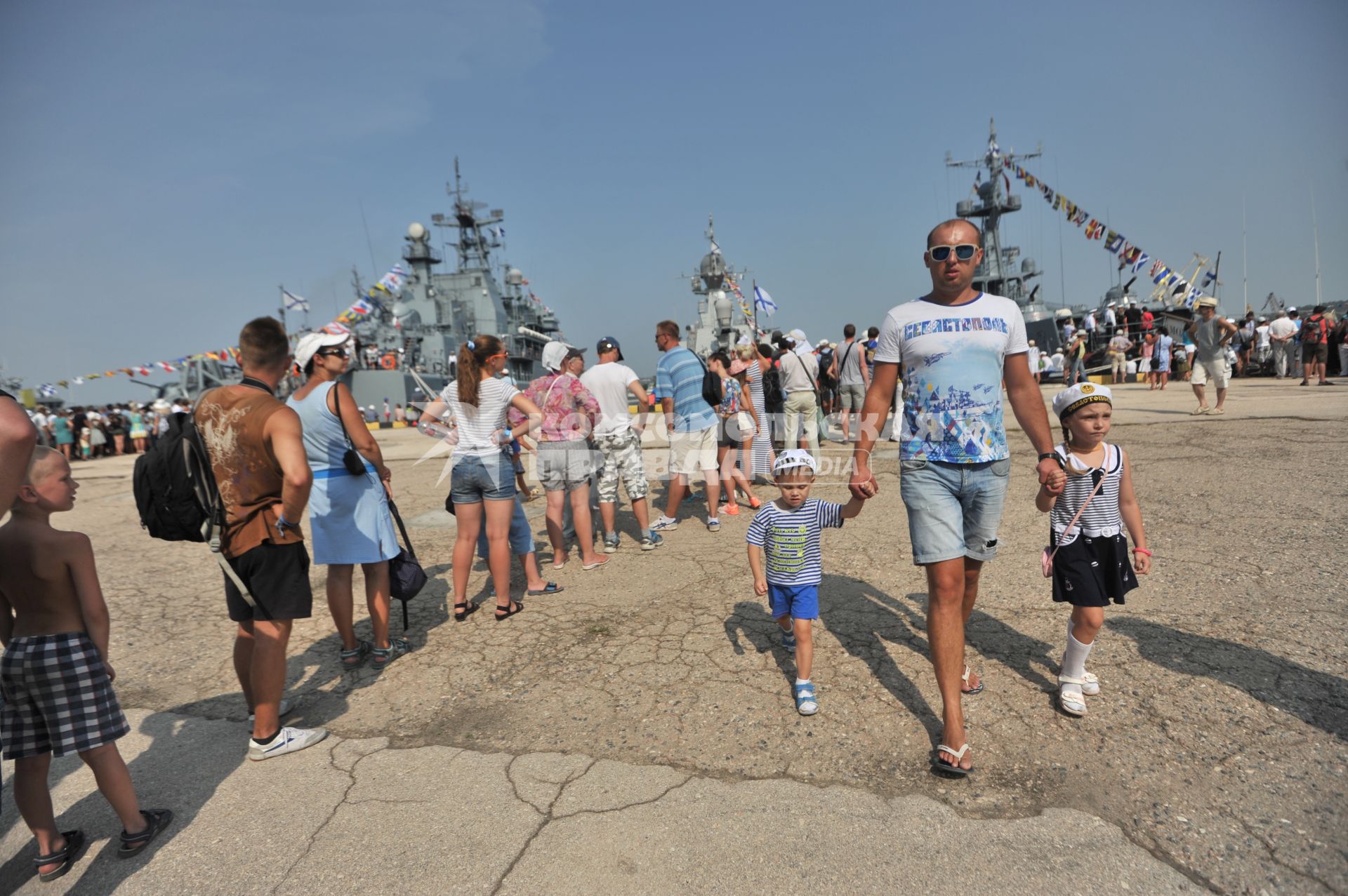 Крым, Севастополь. Жители города во время празднования Дня Военно-Морского Флота России.