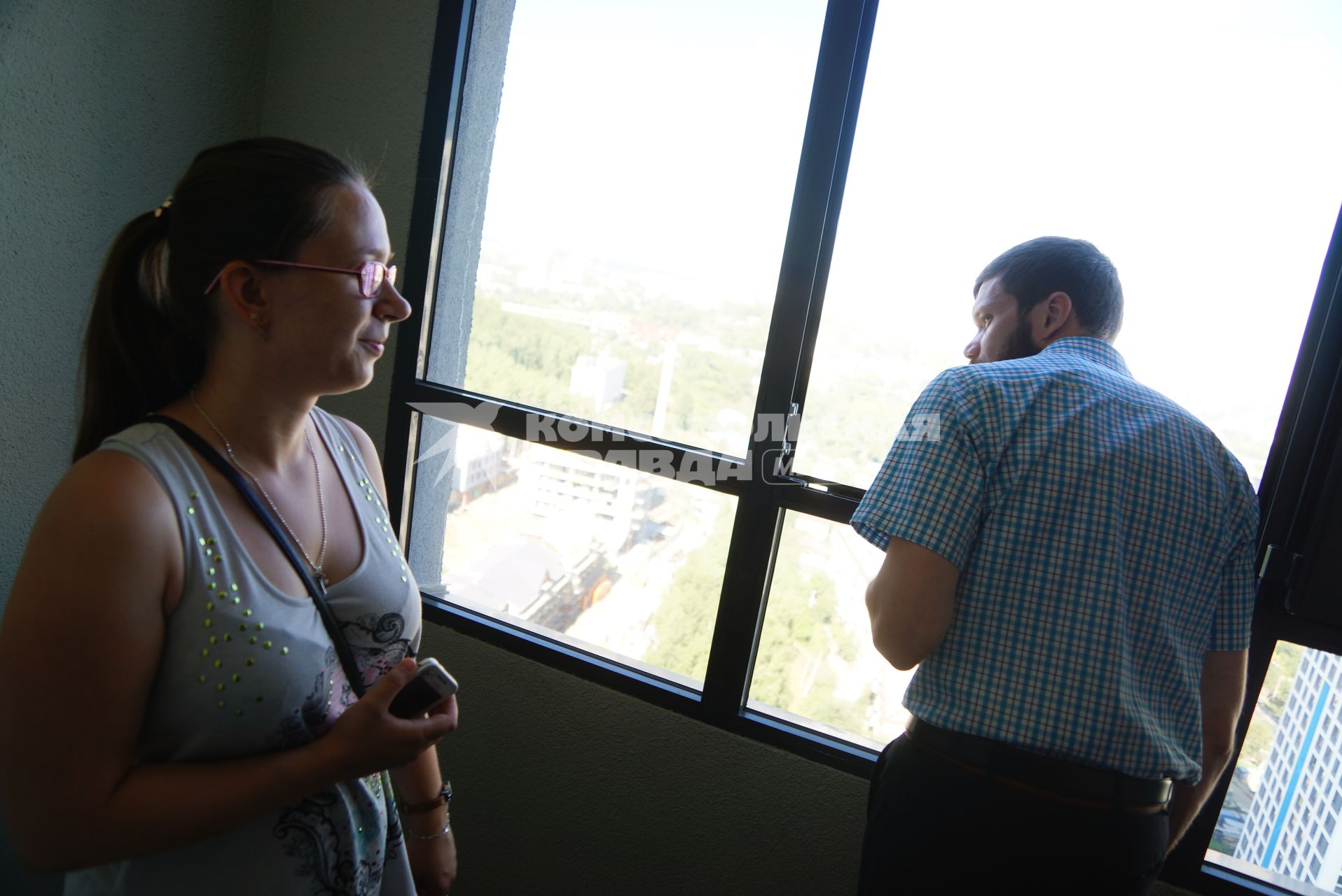 Екатеринбург. Супружеская пара смотрит квартиру в многоэтажном доме перед покупкой