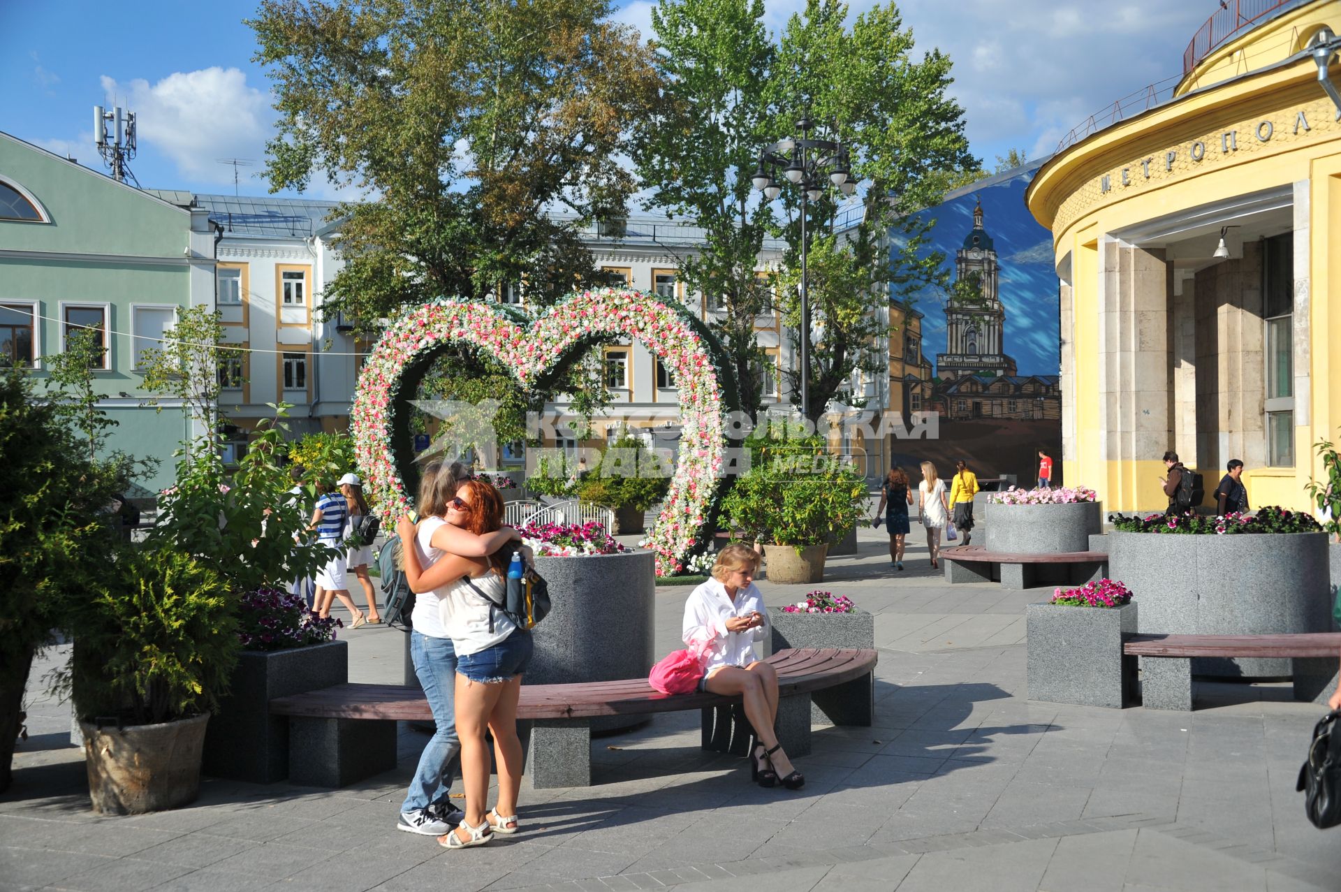 Москва.  Житель города у станции метро `Новокузнецкая`.