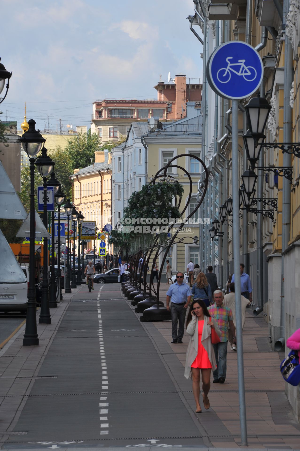 Москва.   Велодорожка на Большой Никитской улице после реконструкции.