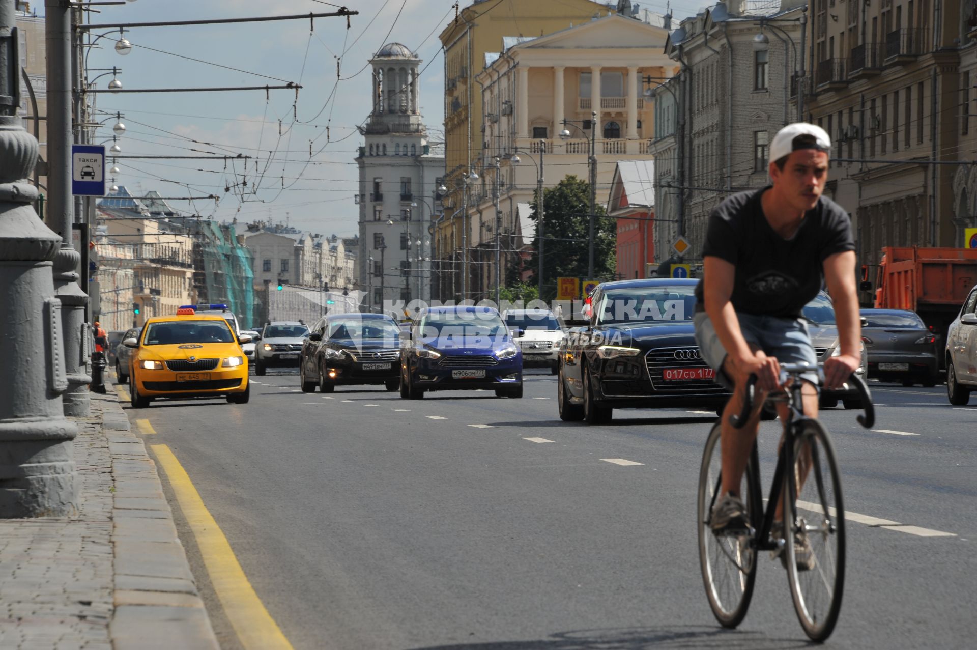 Москва.   Автомобильное движение на Тверской улице.