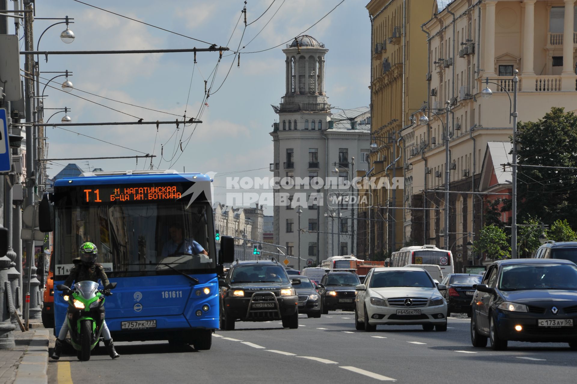 Москва.   Автомобильное движение на Тверской улице.