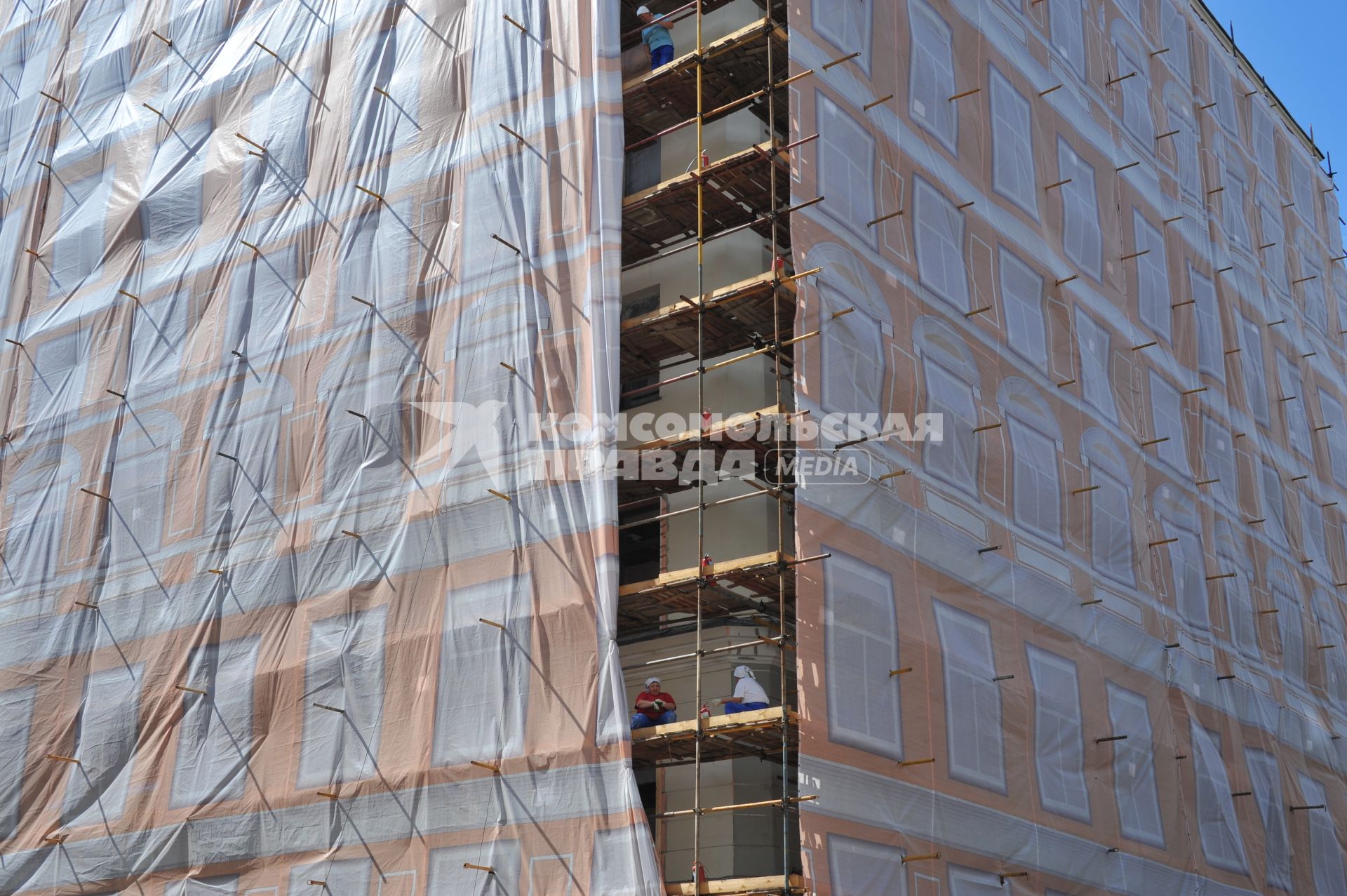 Москва.   Рабочие ремонтируют фасада жилого дома на улице 2-я Тверская-Ямская.