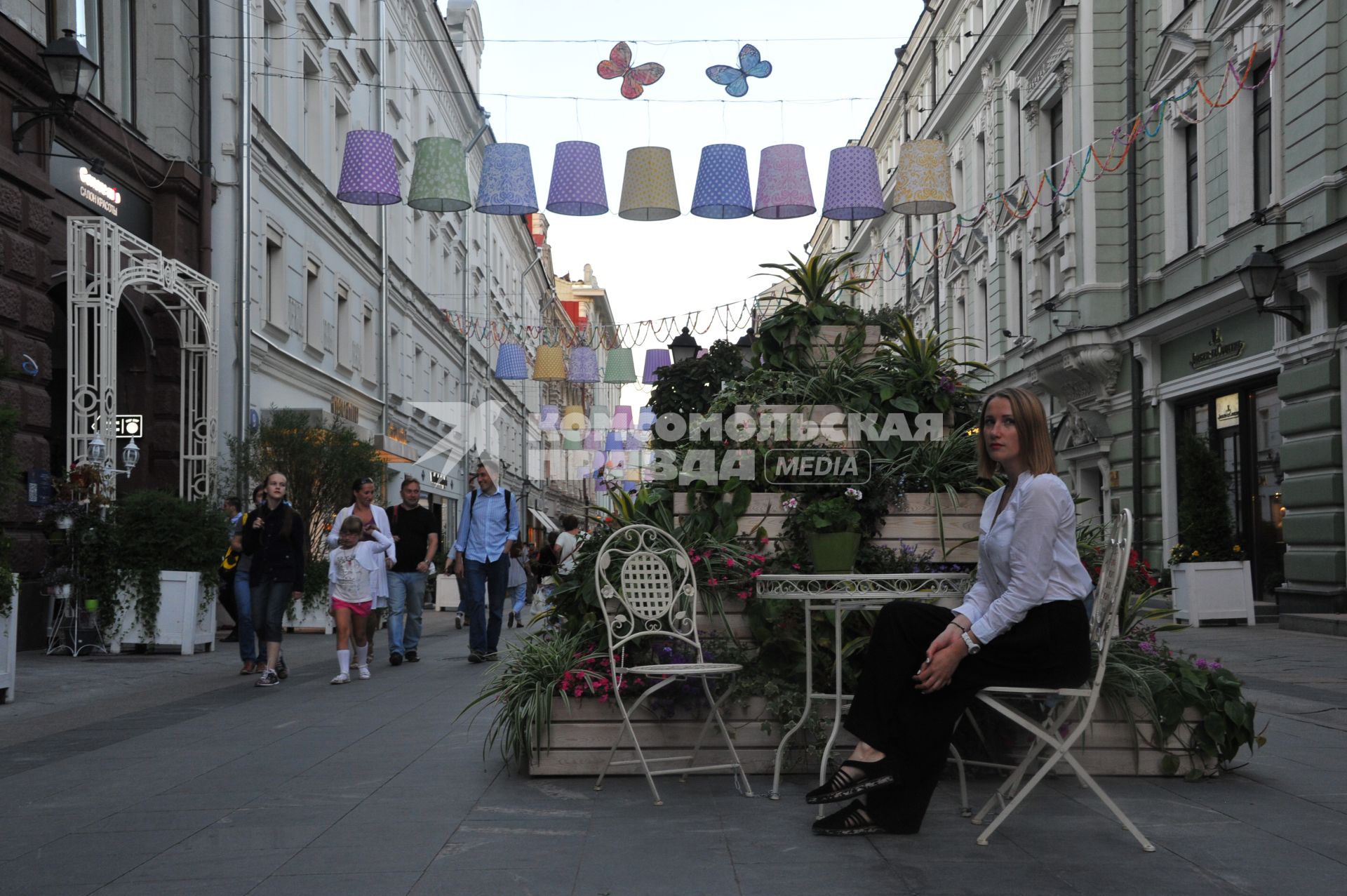 Москва.  Уличное украшение в Столешниковом переулке.