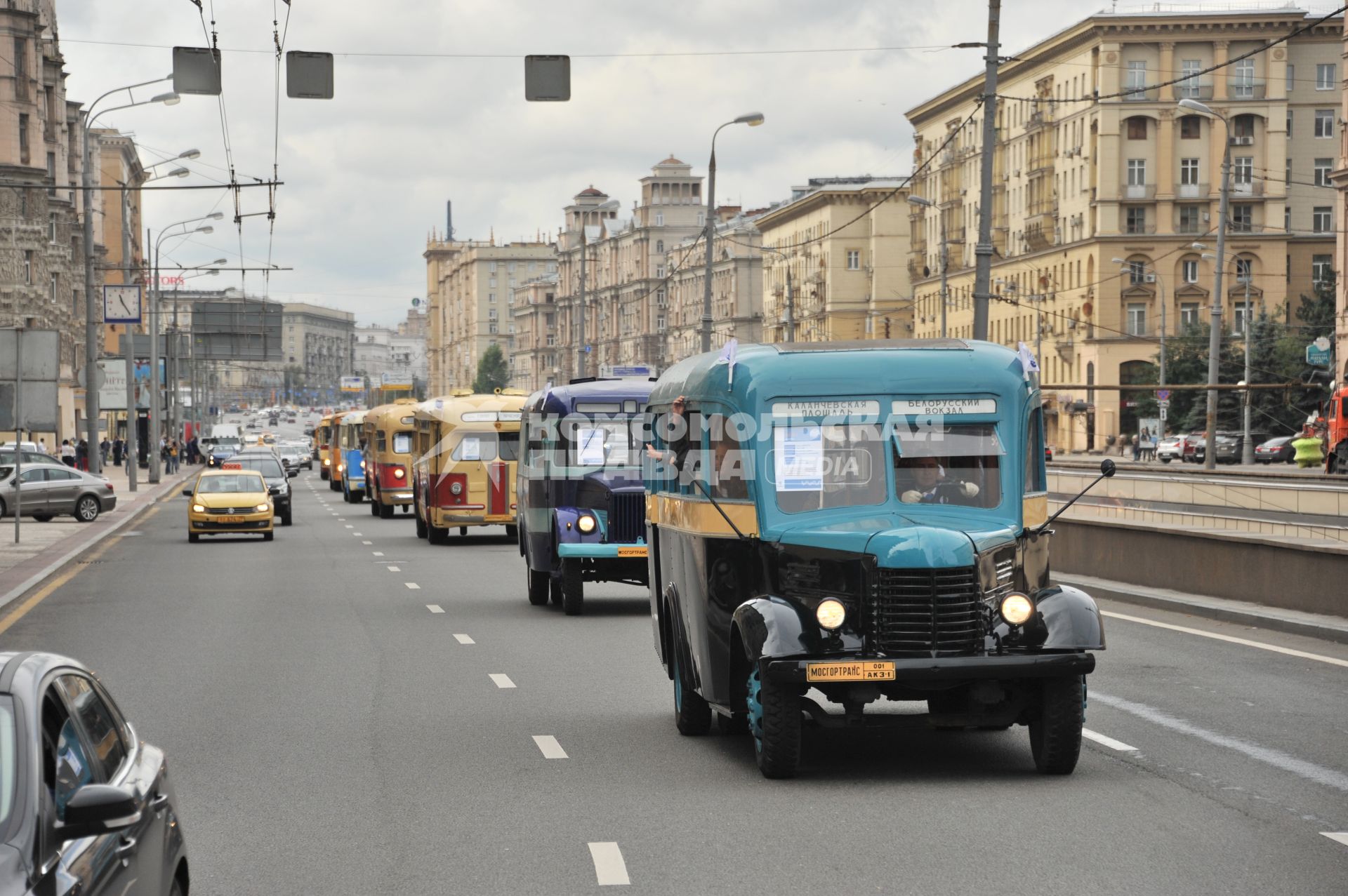 Москва.  Автобус АК 3-1 (справа) на параде ретротранспорта на Кутузовском проспекте в рамках праздника московского автобуса.