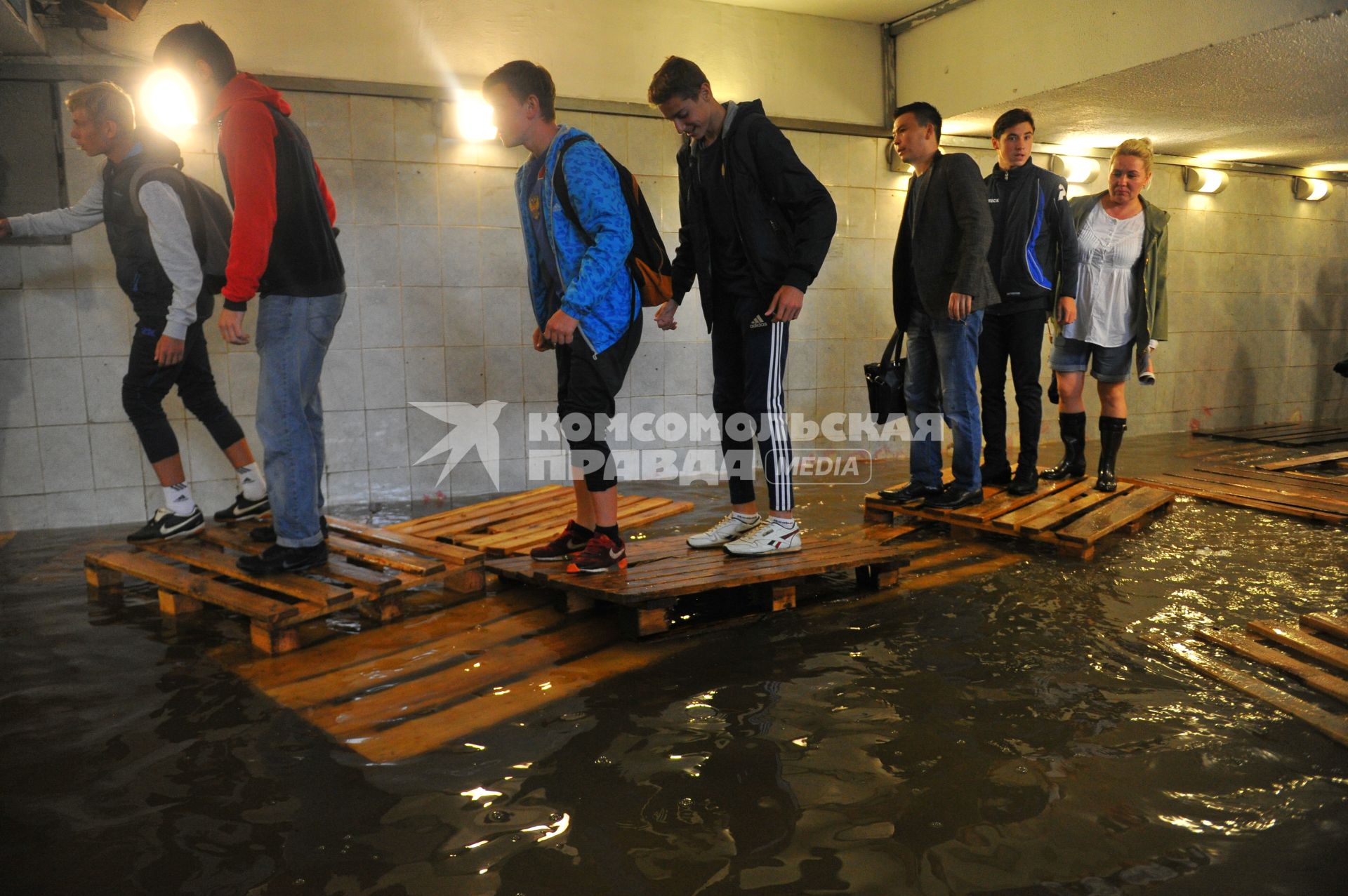 Москва. Подземный переход  станции метро `Савеловская`,  затопленный в результате проливных дождей.