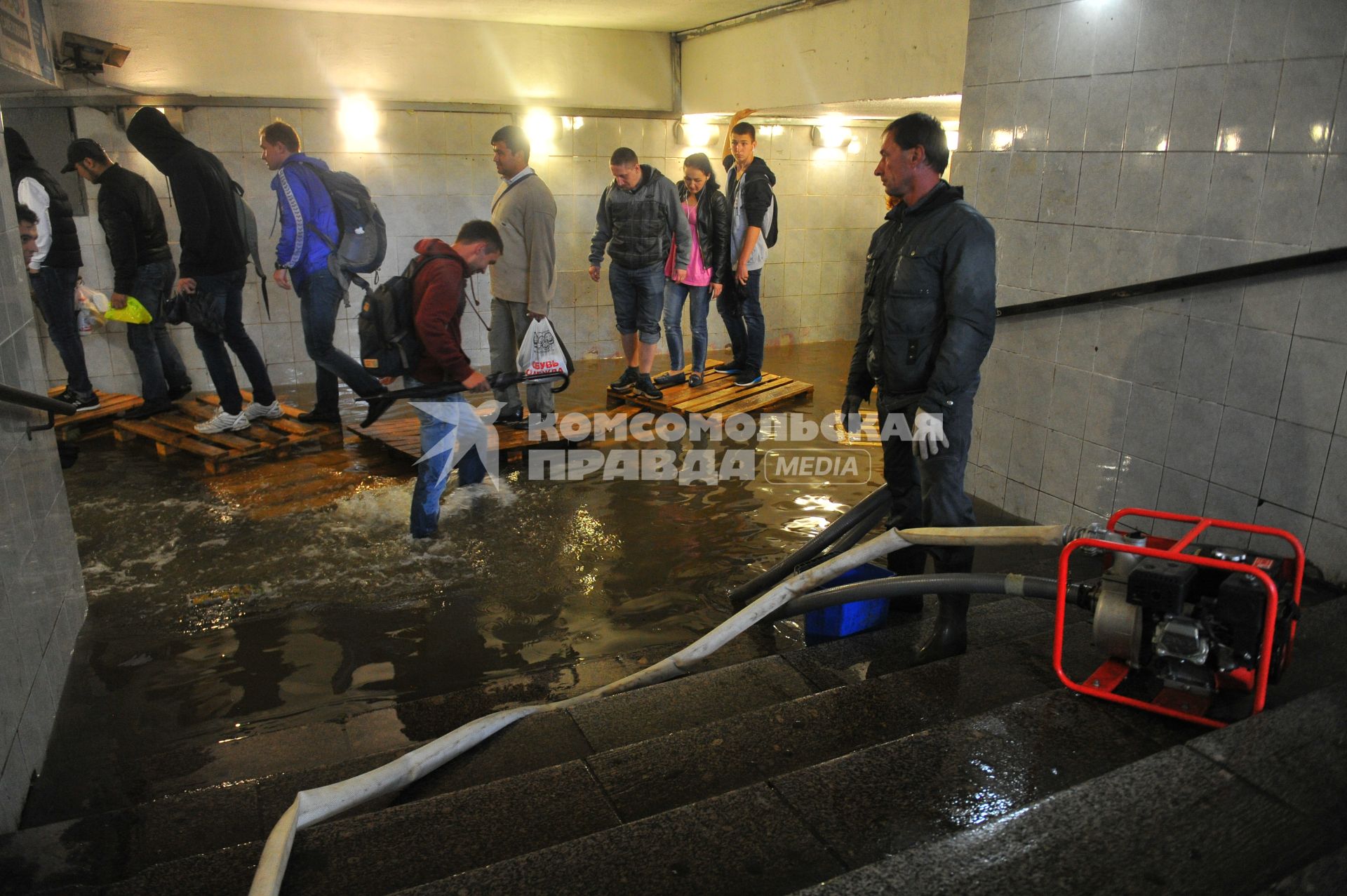 Москва. Подземный переход  станции метро `Савеловская`,  затопленный в результате проливных дождей.