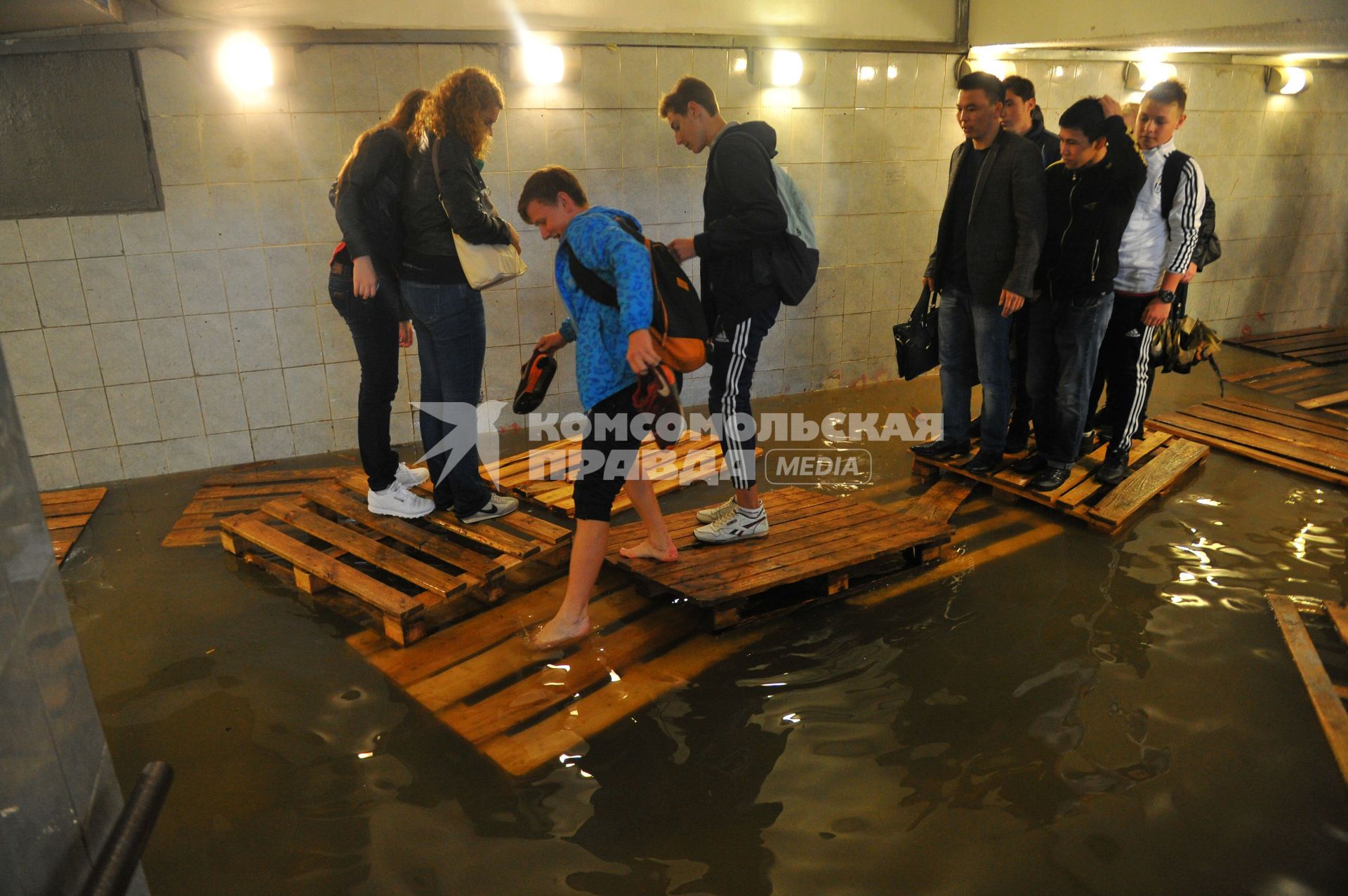 Москва. Подземный переход  станции метро `Савеловская`,  затопленный в результате проливных дождей.