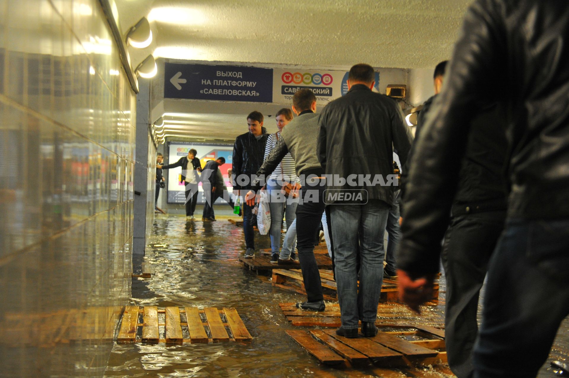 Москва. Подземный переход  станции метро `Савеловская`,  затопленный в результате проливных дождей.