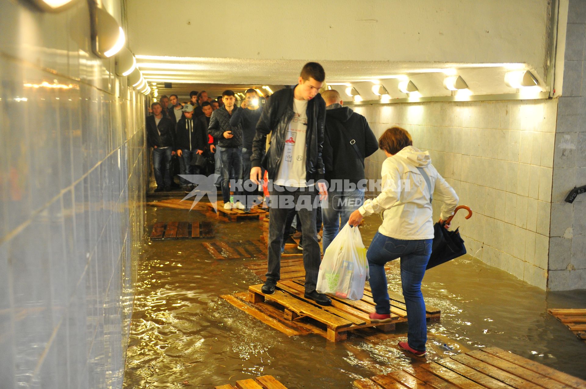 Москва. Подземный переход  станции метро `Савеловская`,  затопленный в результате проливных дождей.