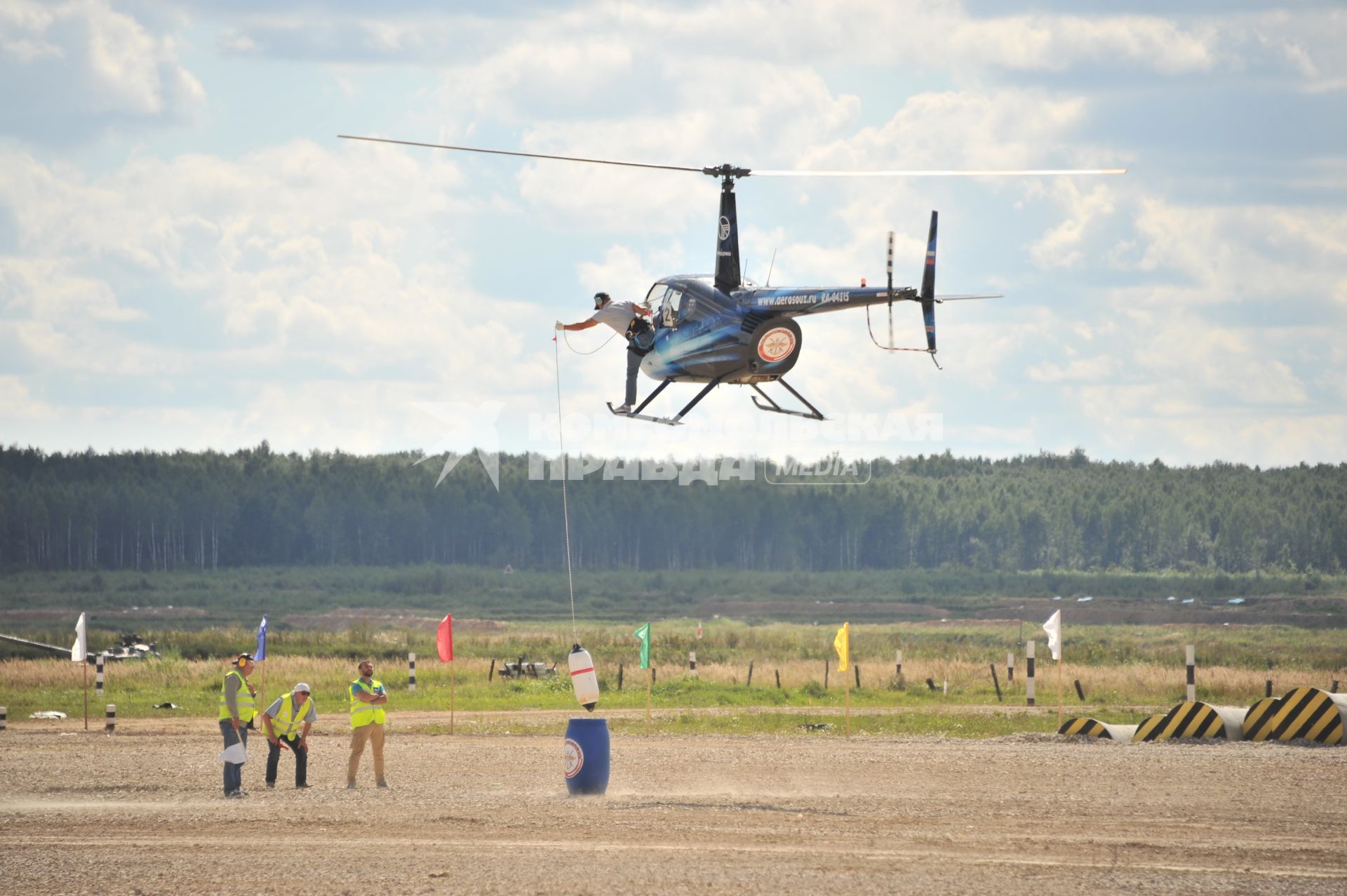 Московская область, д.Алабино.  Экипаж вертолета Robinson R44  во время соревнования по вертолетному спорту в рамках Армейских международных игр - 2016.