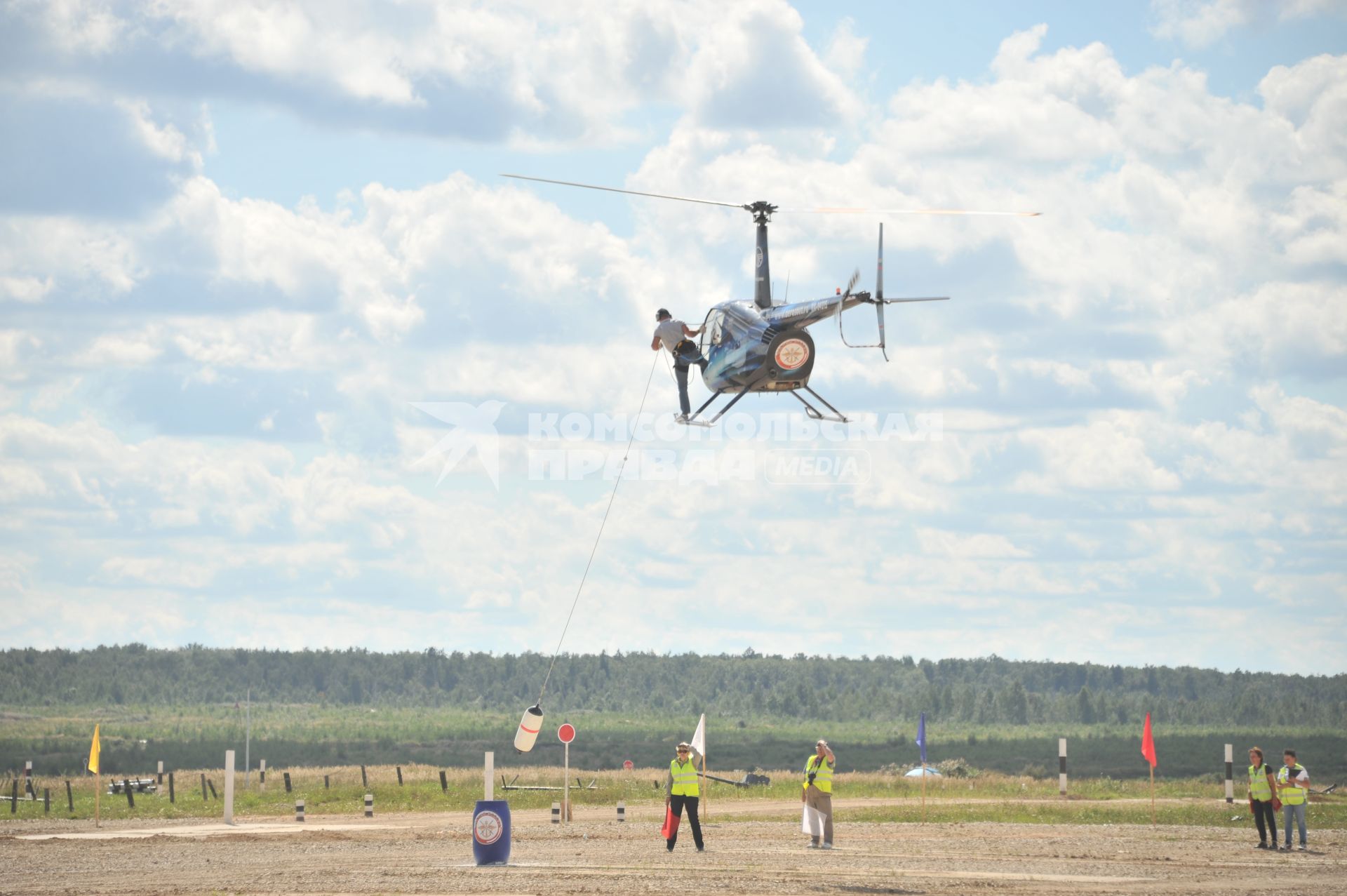 Московская область, д.Алабино.  Экипаж вертолета Robinson R44  во время соревнования по вертолетному спорту в рамках Армейских международных игр - 2016.