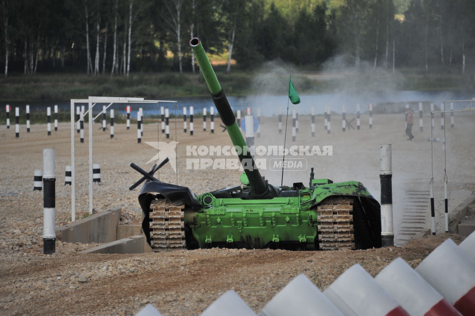 Московская область, д.Алабино. Экипаж танка Т-72Б3 армии Анголы во время полуфинальных соревнований конкурса `Танковый биатлон` в рамках Армейских международных игр - 2016.