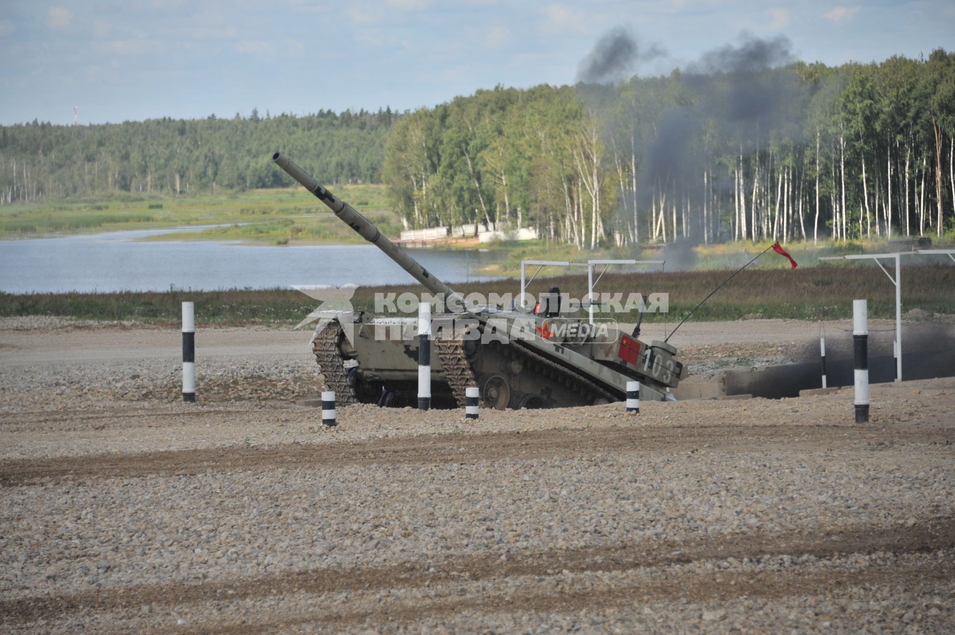 Московская область, д.Алабино. Экипаж танка Type 96 армии КНР во время полуфинальных соревнований конкурса `Танковый биатлон` в рамках Армейских международных игр - 2016.